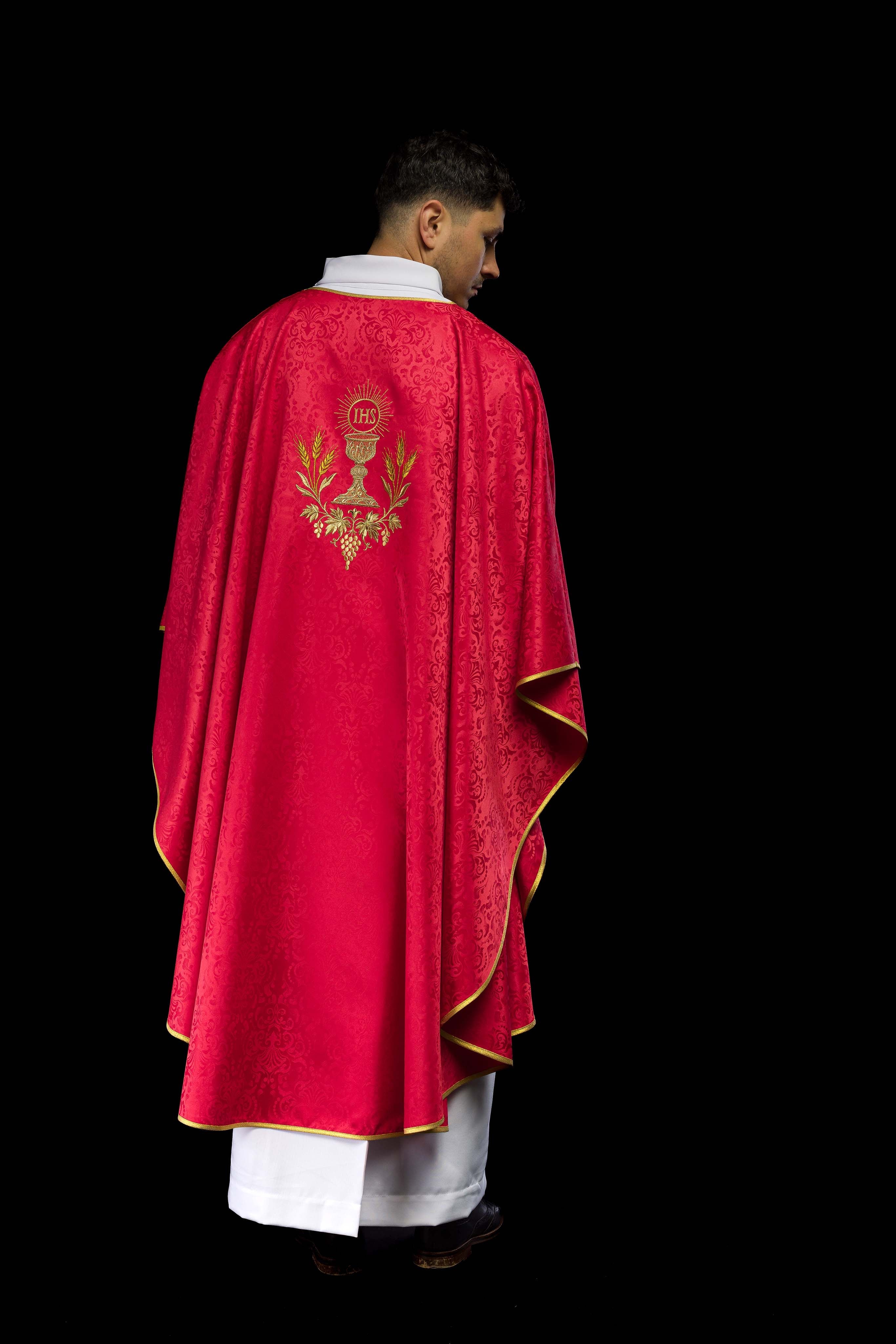 Chasuble liturgique rouge avec broderie du calice et de l’hostie sur tissu jacquard