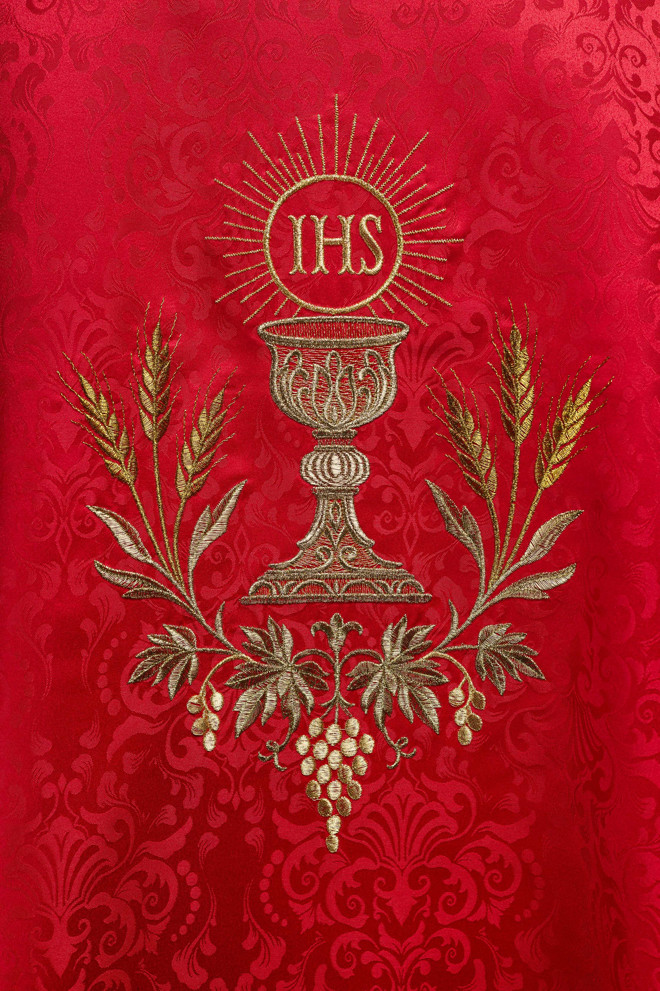Chasuble liturgique rouge avec broderie du calice et de l’hostie sur tissu jacquard