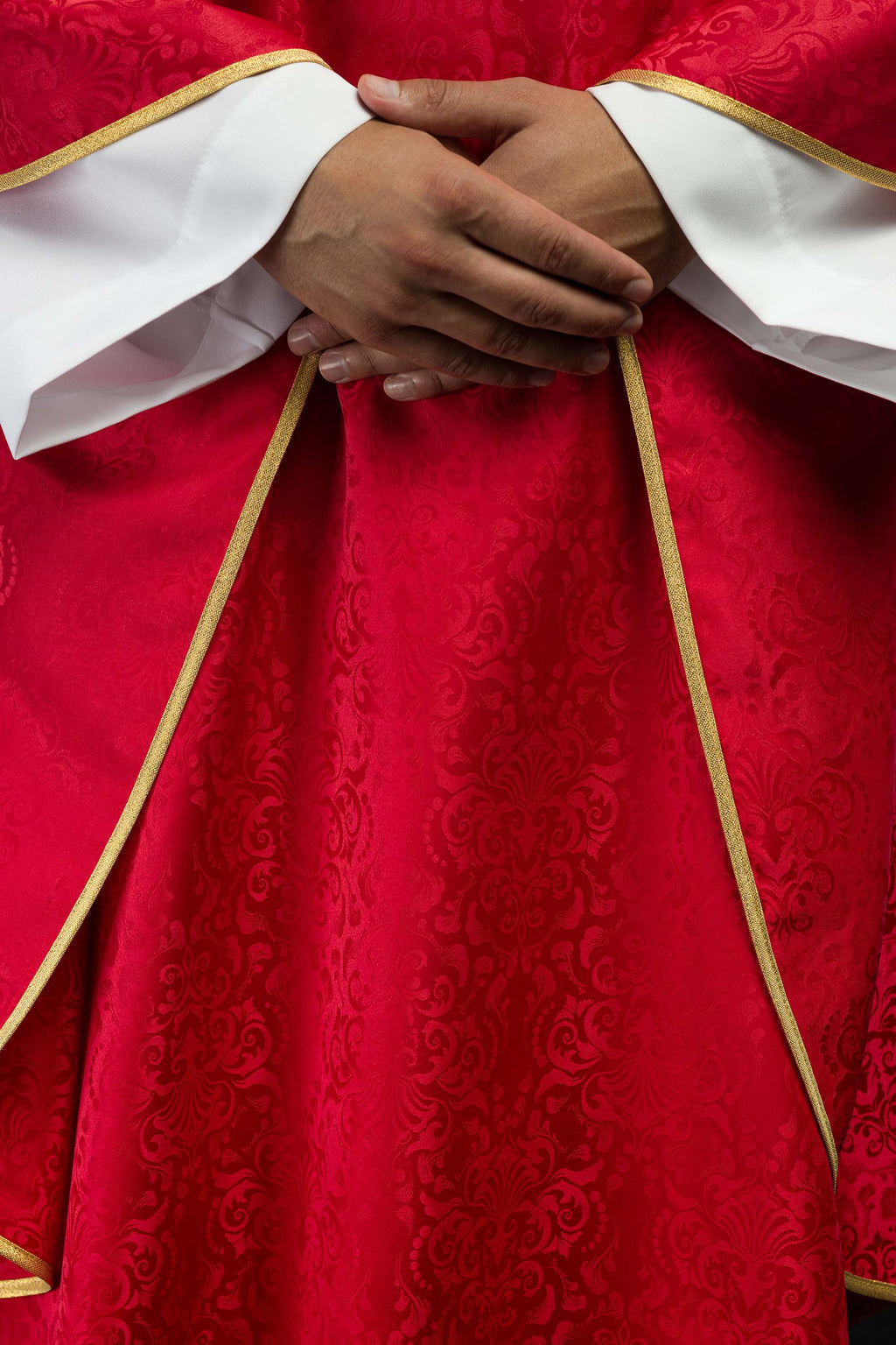 Chasuble liturgique rouge avec broderie du calice et de l’hostie sur tissu jacquard