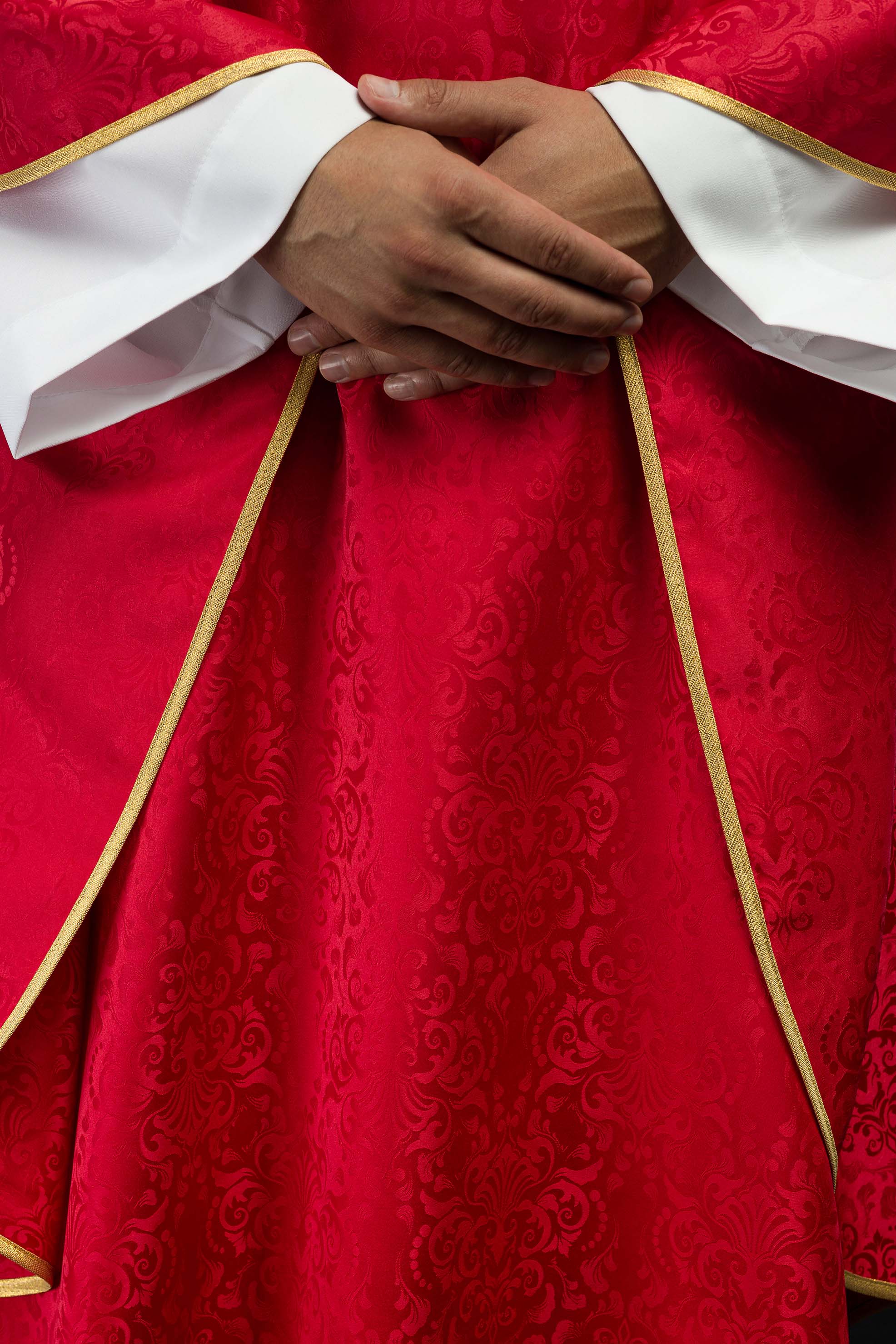 Chasuble liturgique rouge avec broderie du calice et de l’hostie sur tissu jacquard