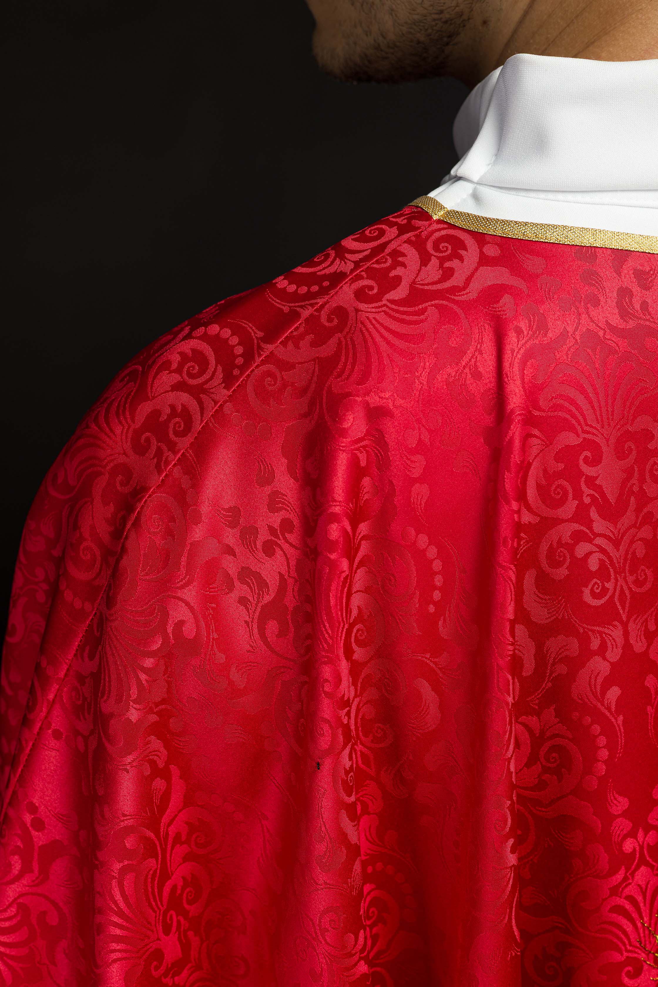 Chasuble liturgique rouge avec broderie du calice et de l’hostie sur tissu jacquard