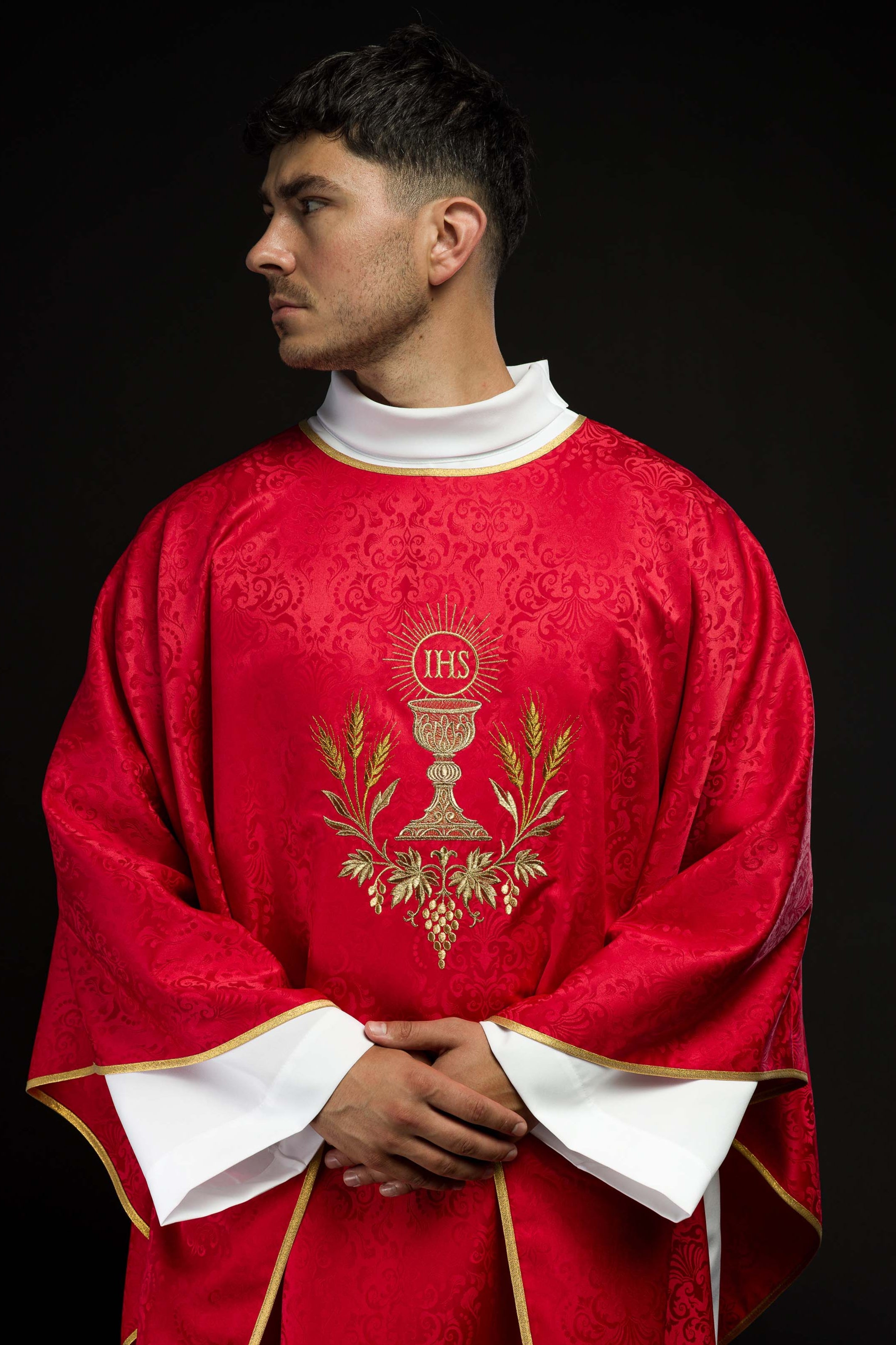 Chasuble liturgique rouge avec broderie du calice et de l’hostie sur tissu jacquard