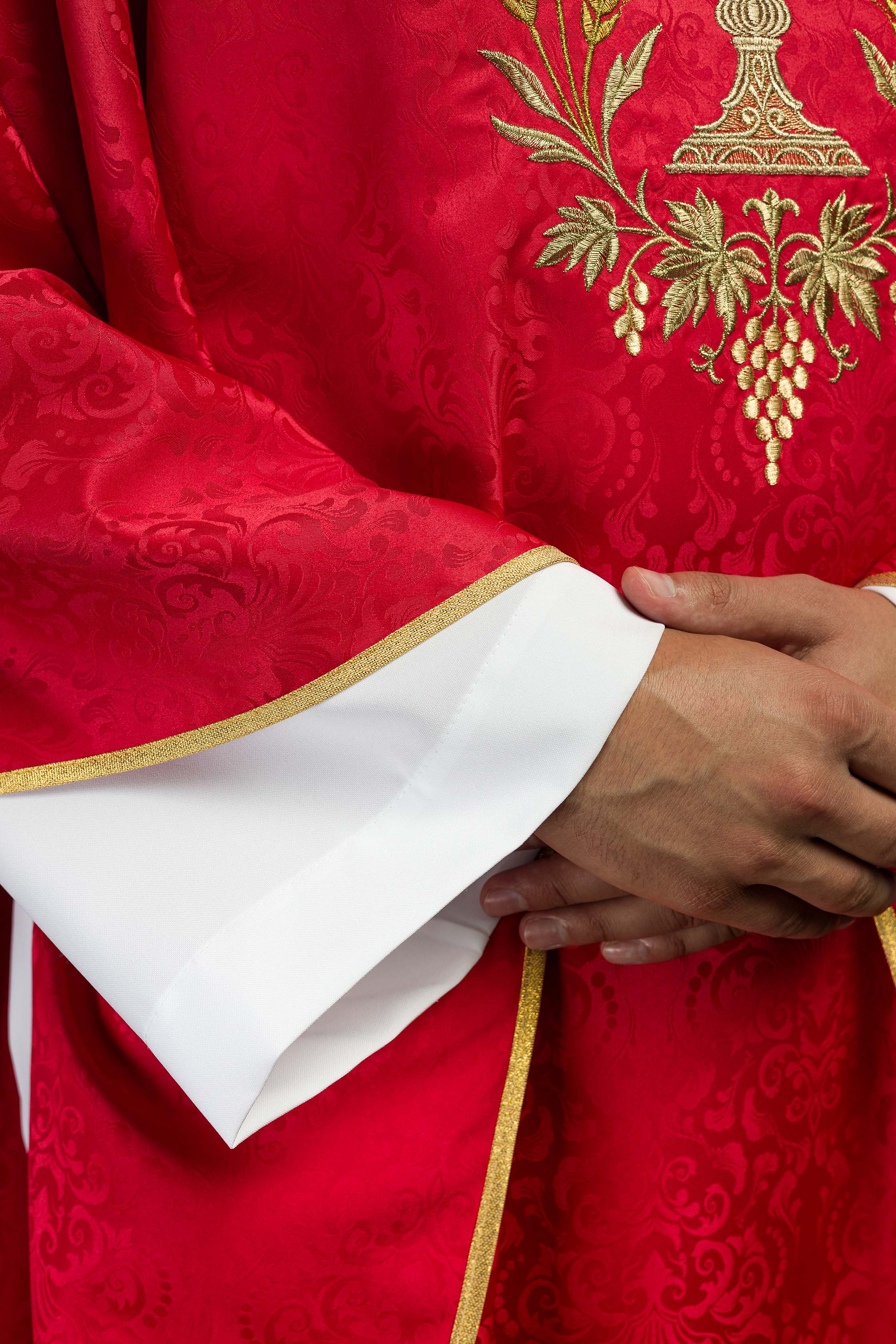 Chasuble liturgique rouge avec broderie du calice et de l’hostie sur tissu jacquard