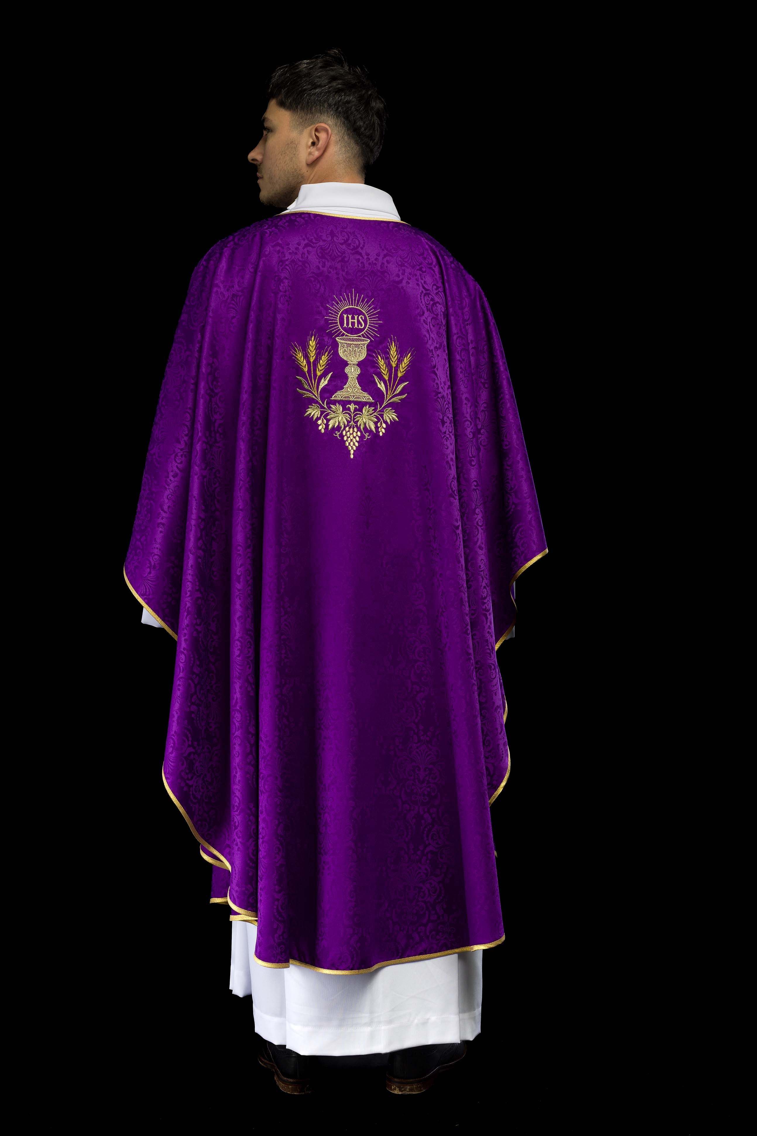 Chasuble liturgique violette avec broderie du calice et de l’hostie sur tissu jacquard