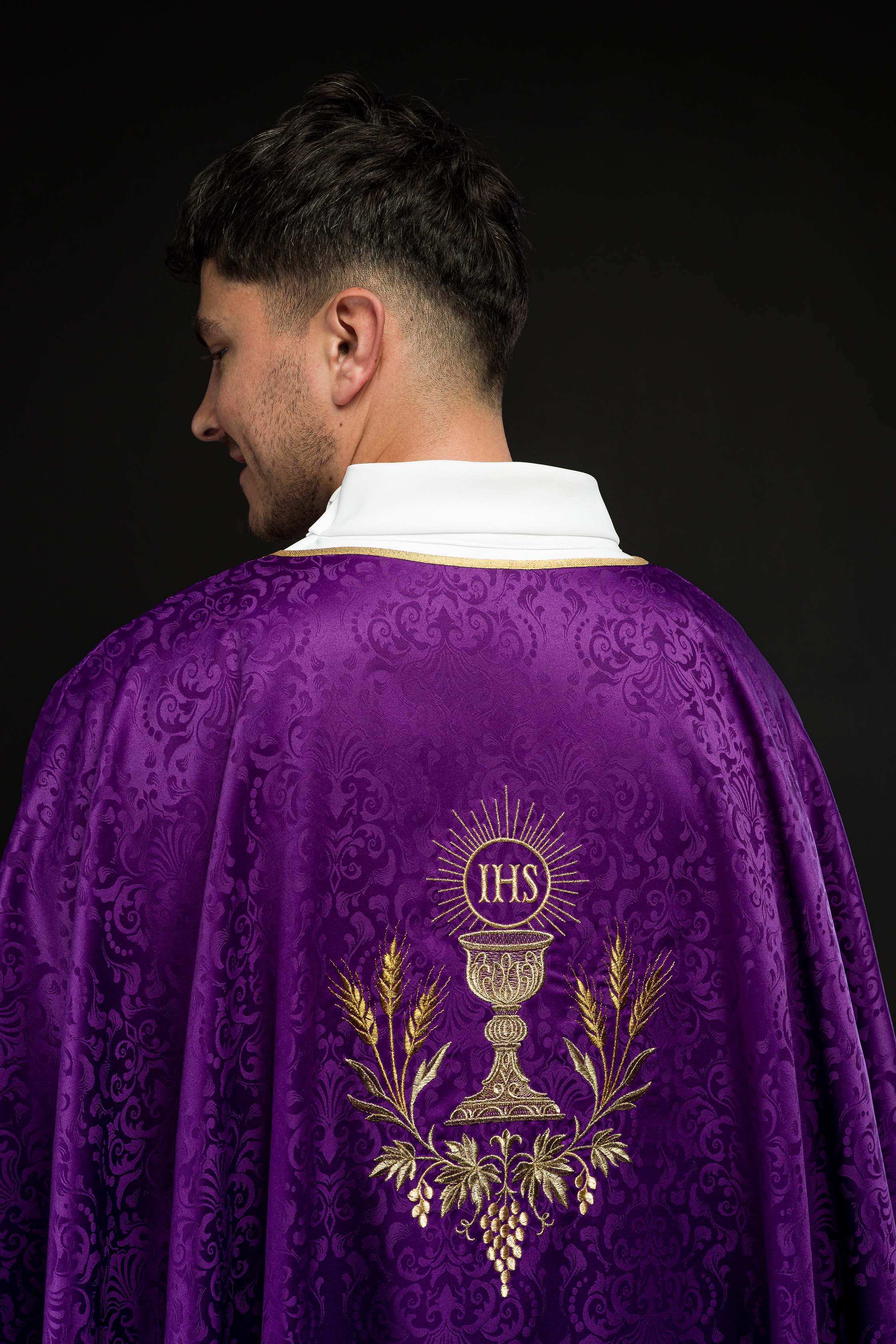 Chasuble liturgique violette avec broderie du calice et de l’hostie sur tissu jacquard