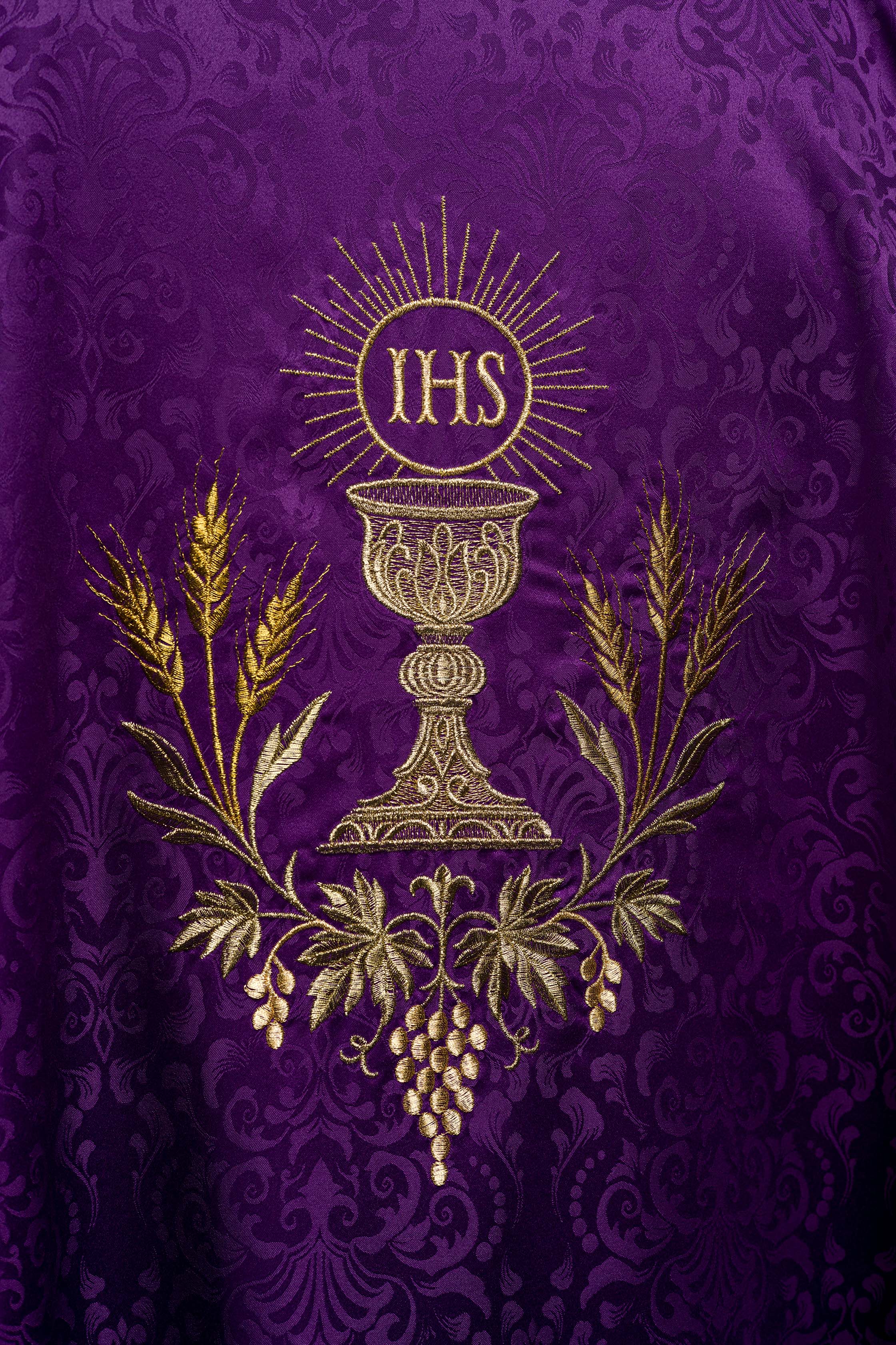 Chasuble liturgique violette avec broderie du calice et de l’hostie sur tissu jacquard