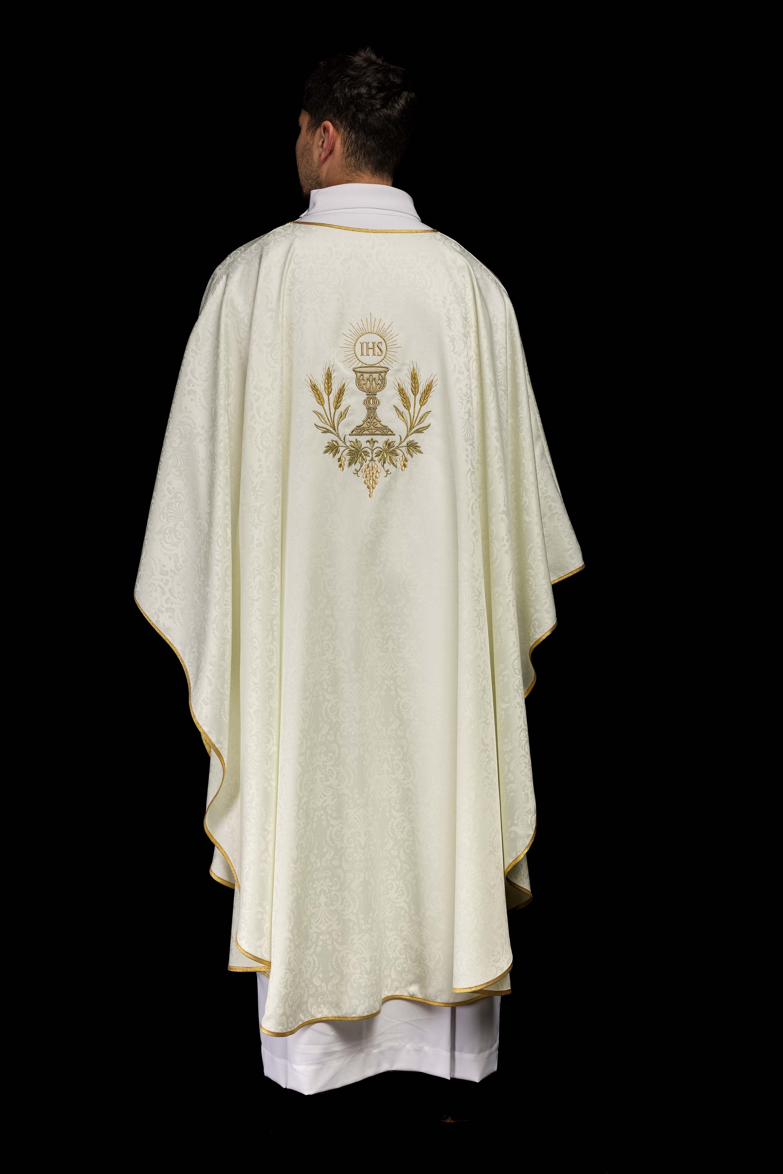 Chasuble liturgique écru avec broderie de calice et hostie sur tissu jacquard
