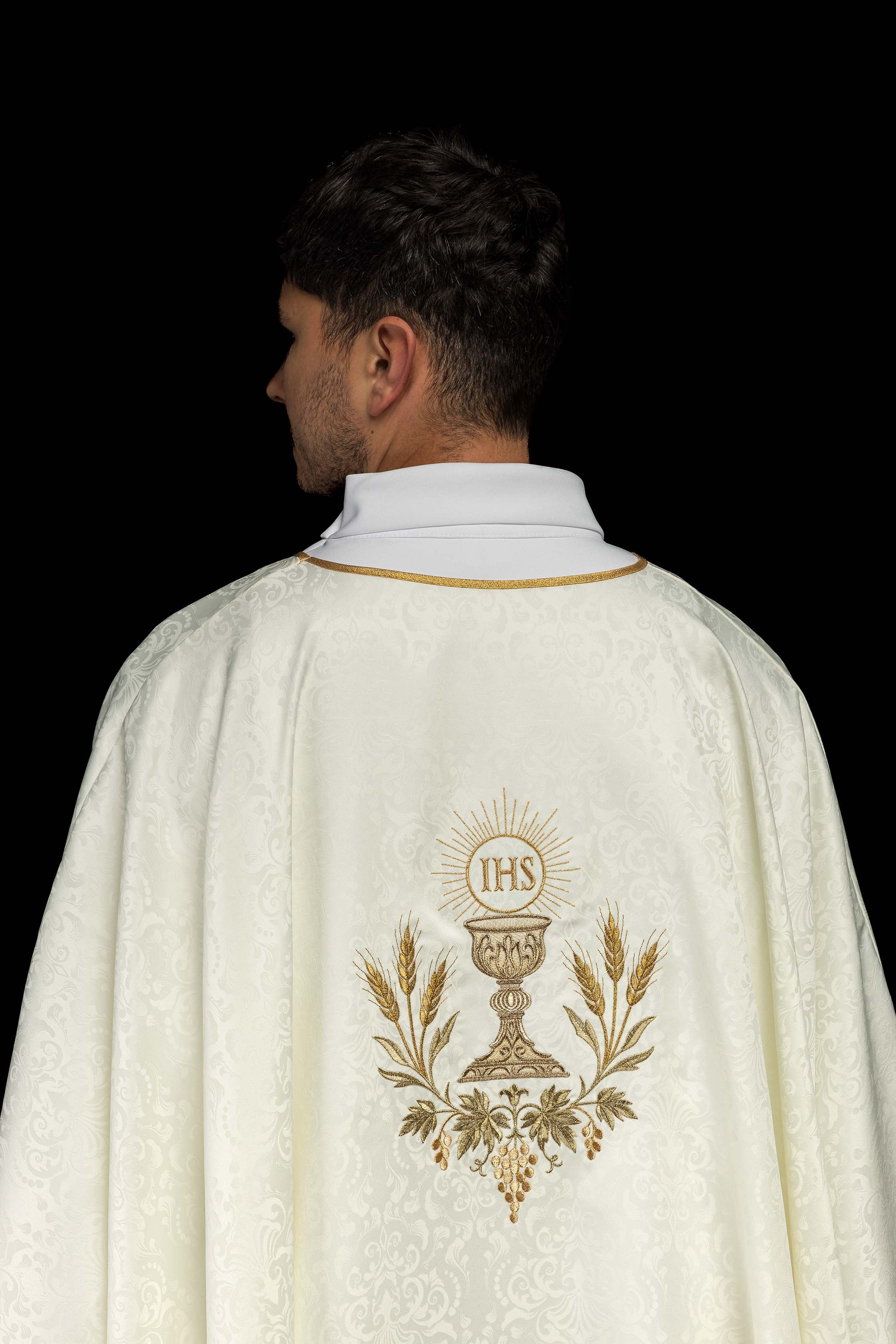 Chasuble liturgique écru avec broderie de calice et hostie sur tissu jacquard