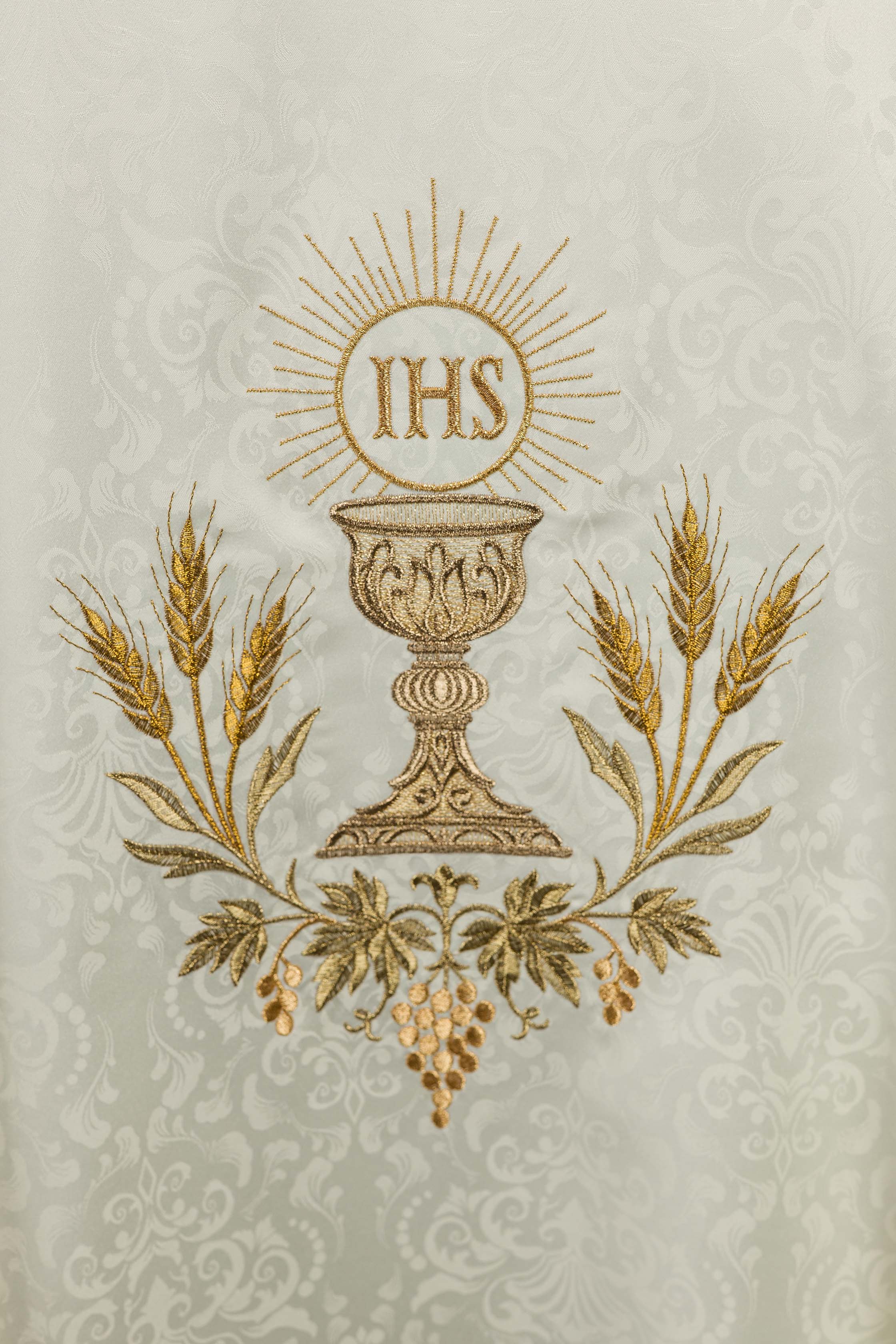 Chasuble liturgique écru avec broderie de calice et hostie sur tissu jacquard