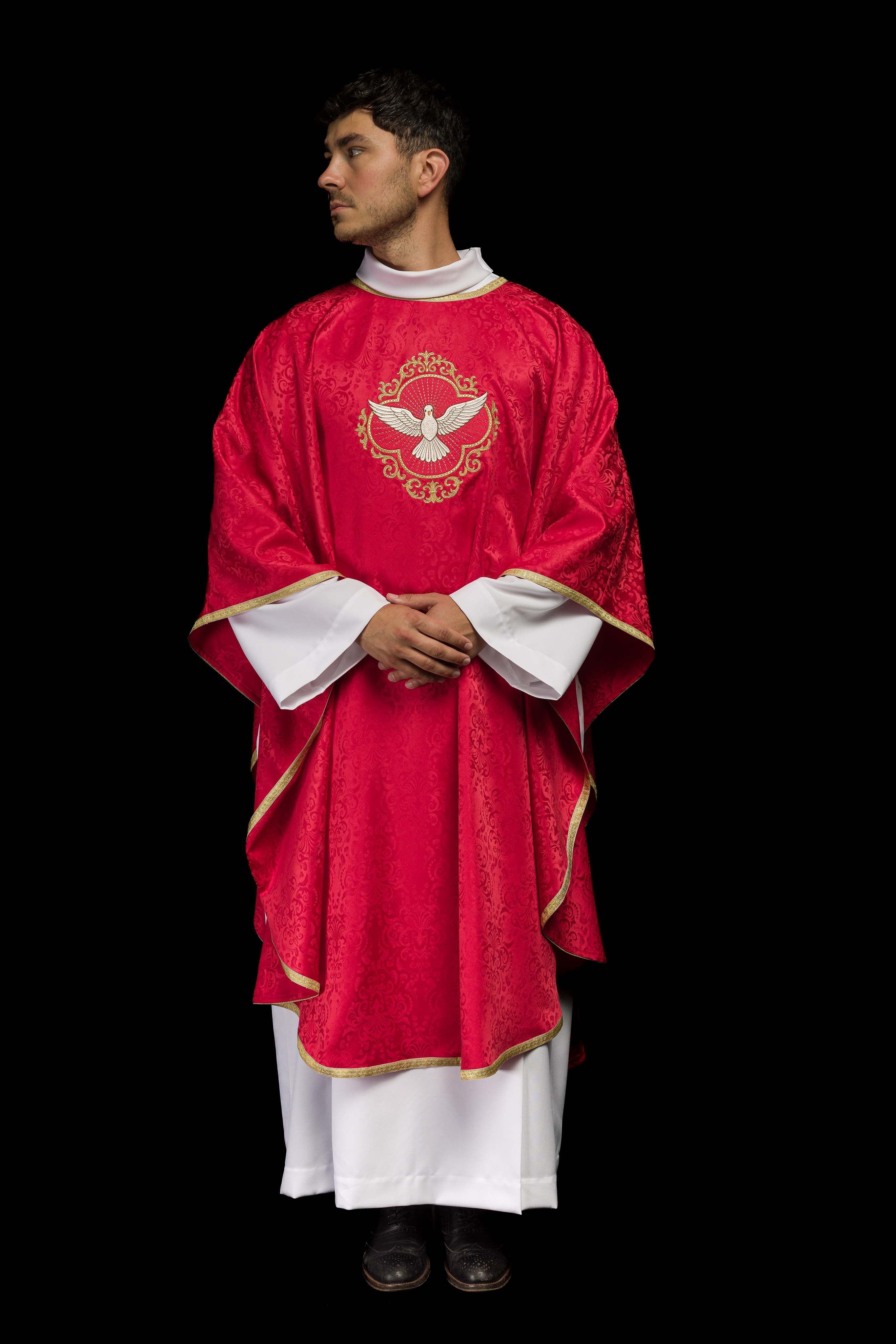Chasuble brodée avec le motif du Saint-Esprit sur tissu jacquard