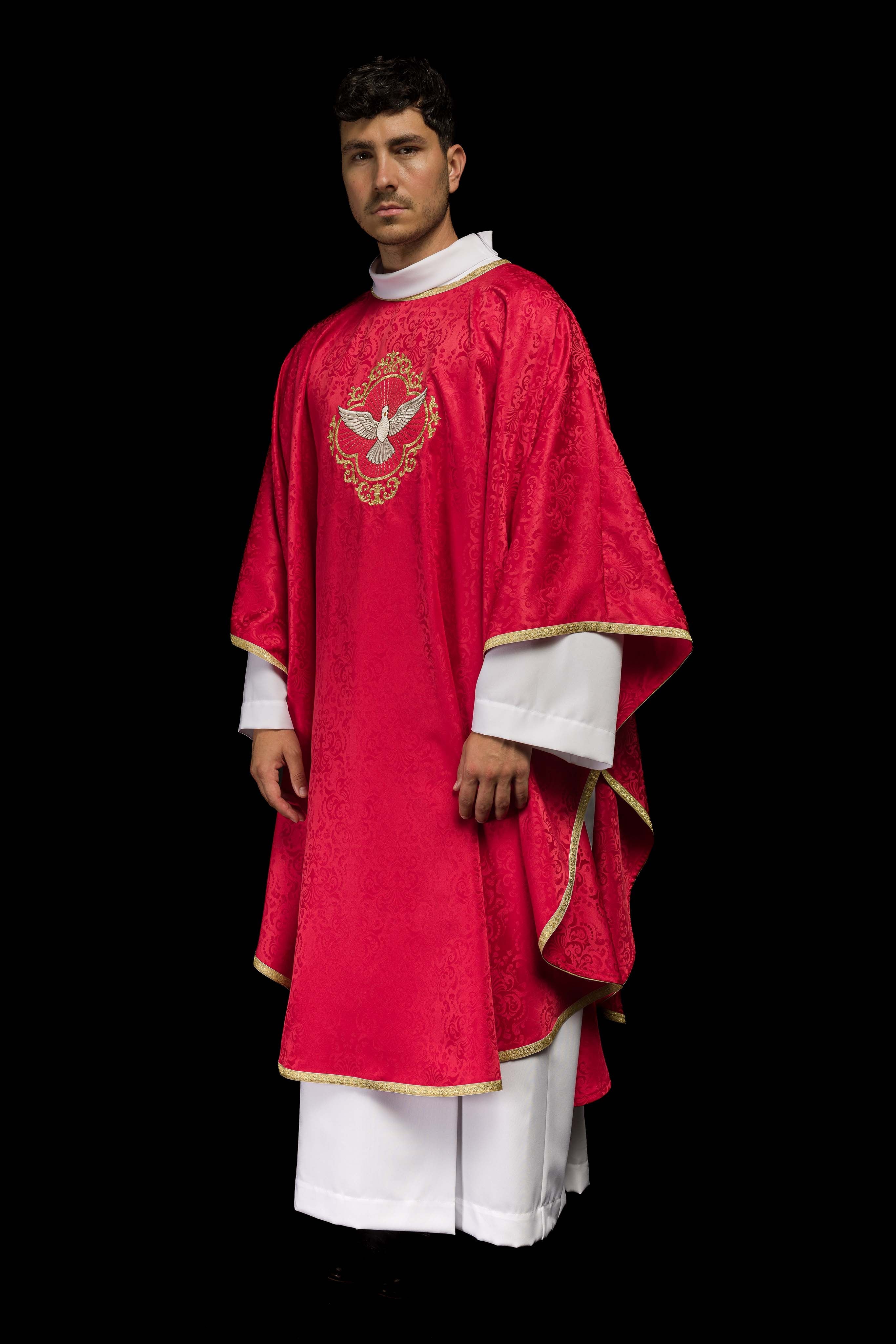 Chasuble brodée avec le motif du Saint-Esprit sur tissu jacquard