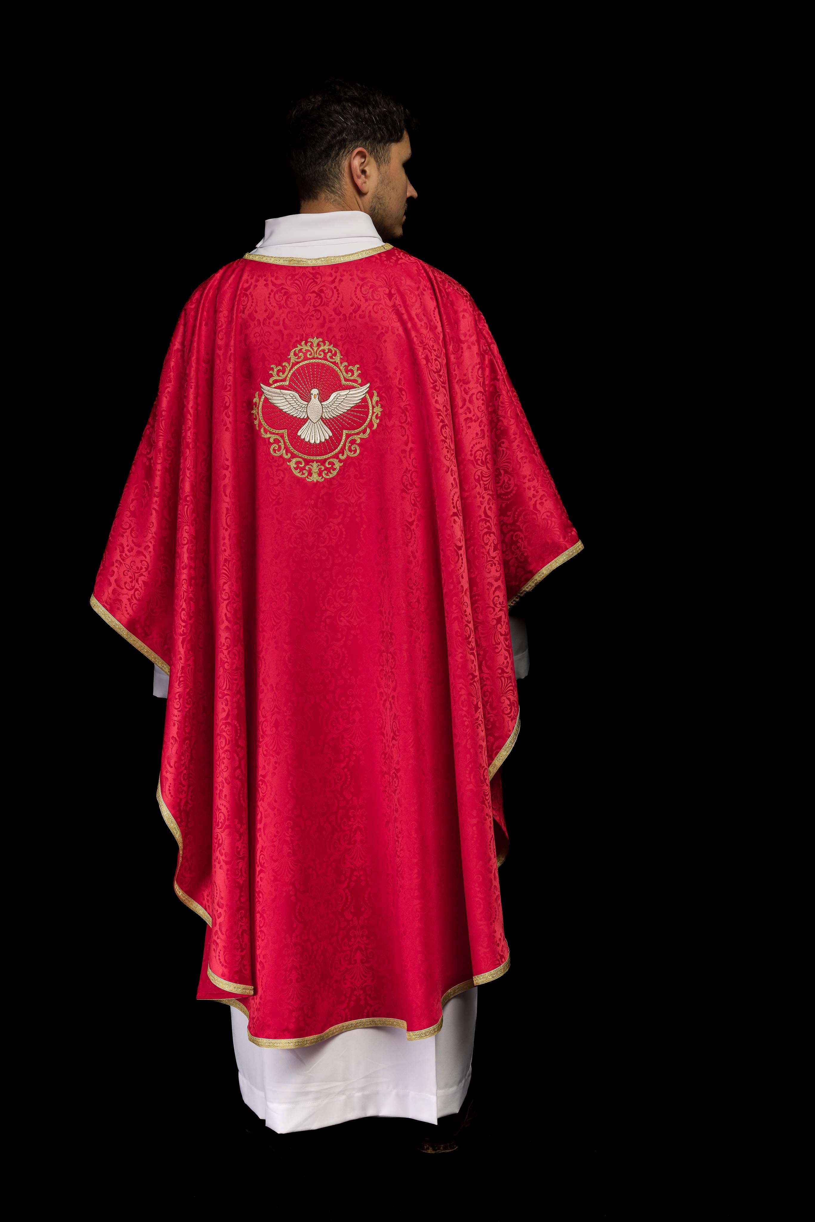 Chasuble brodée avec le motif du Saint-Esprit sur tissu jacquard