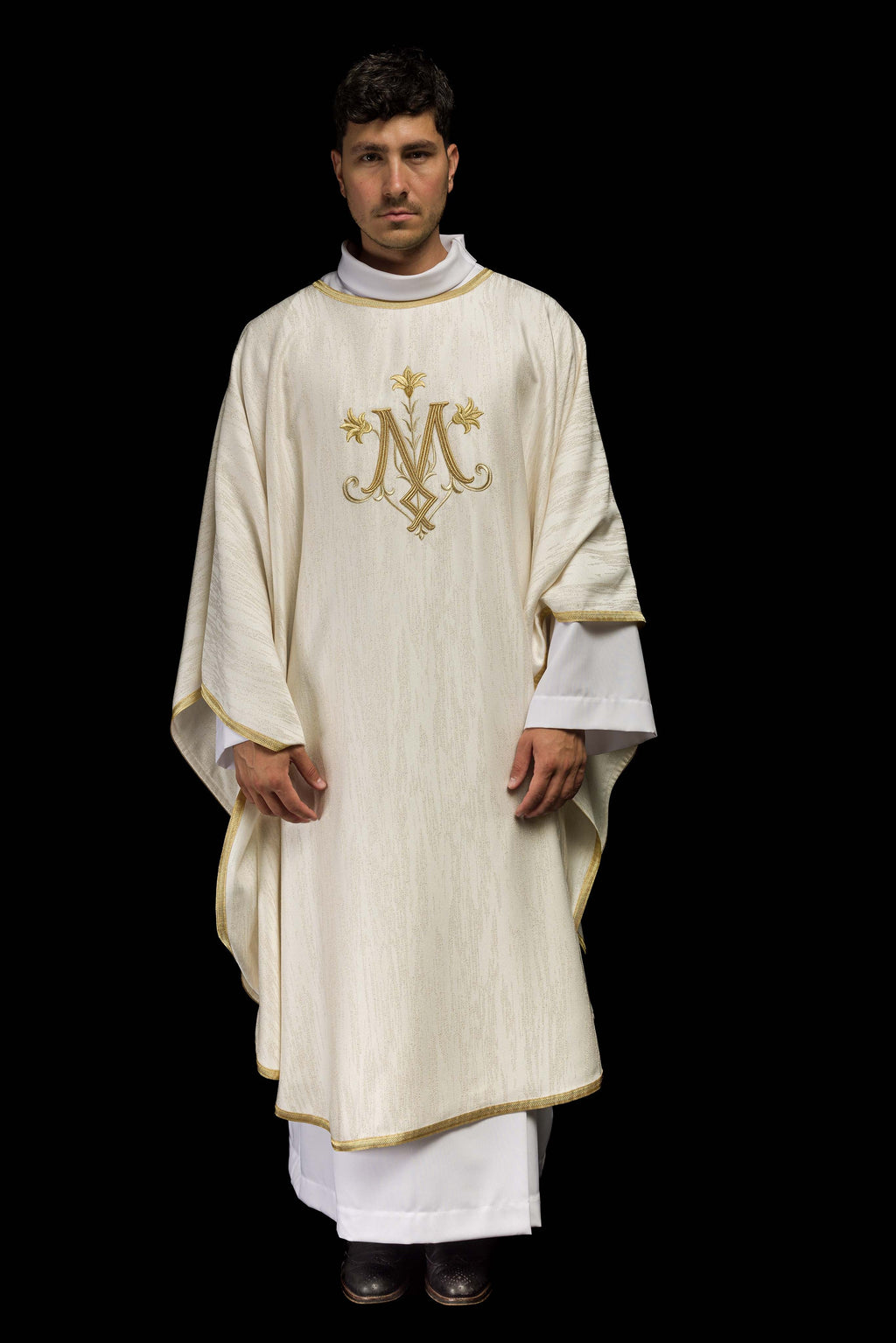 Chasuble écrue avec motif marial brodé sur tissu décoratif