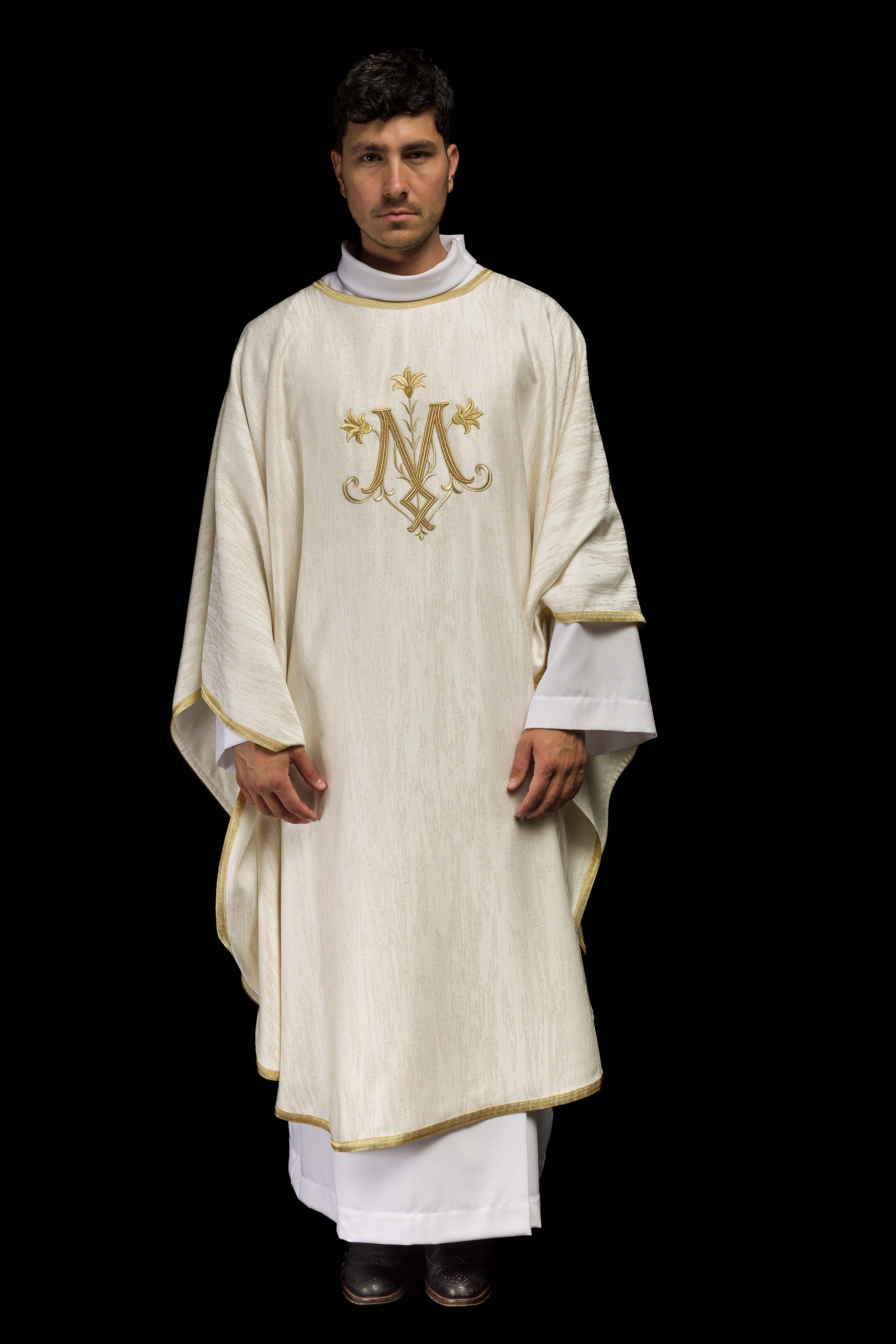Chasuble écrue avec motif marial brodé sur tissu décoratif