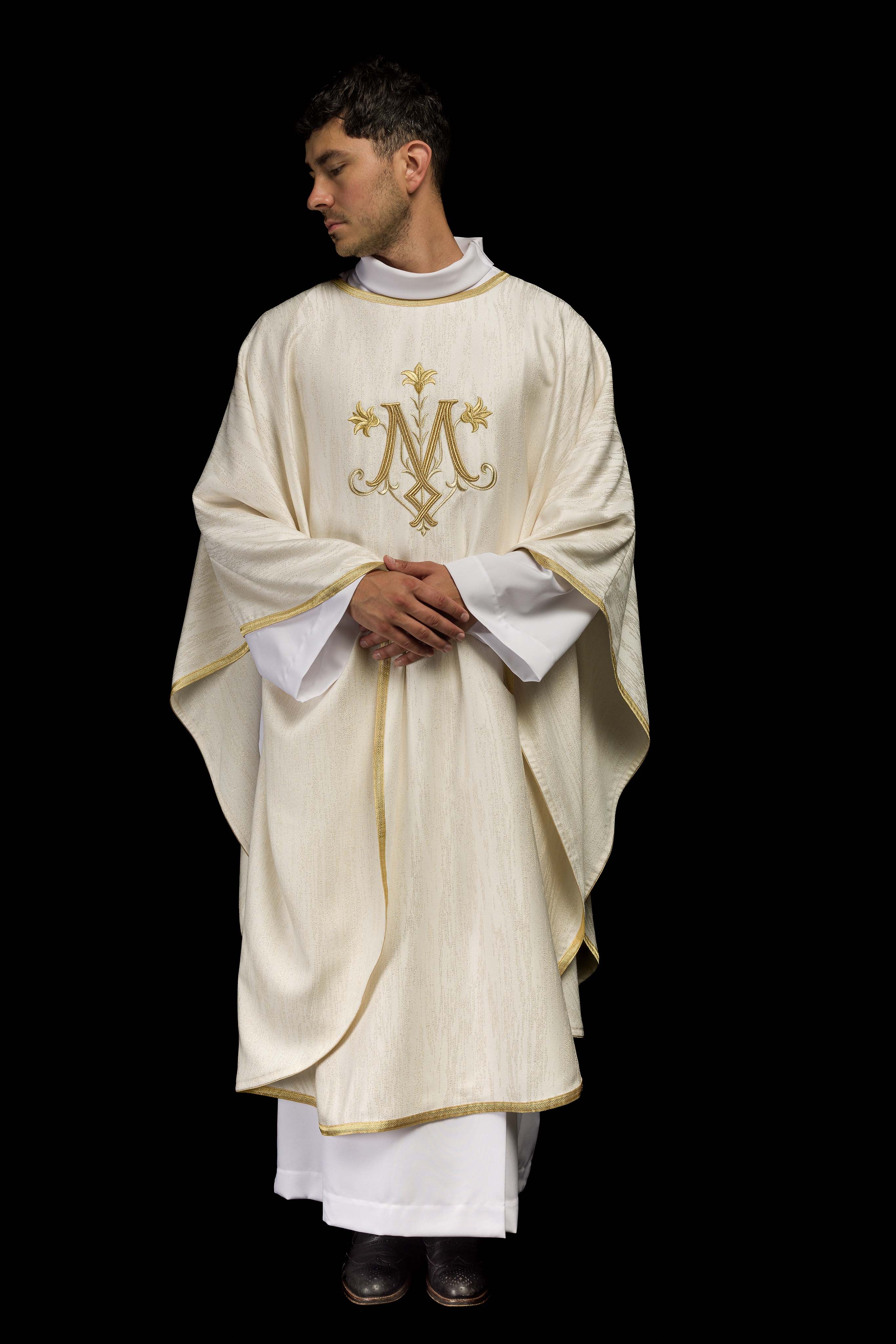Chasuble écrue avec motif marial brodé sur tissu décoratif