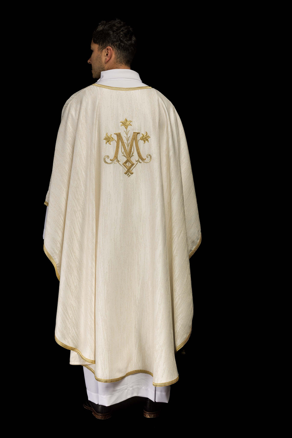 Chasuble écrue avec motif marial brodé sur tissu décoratif