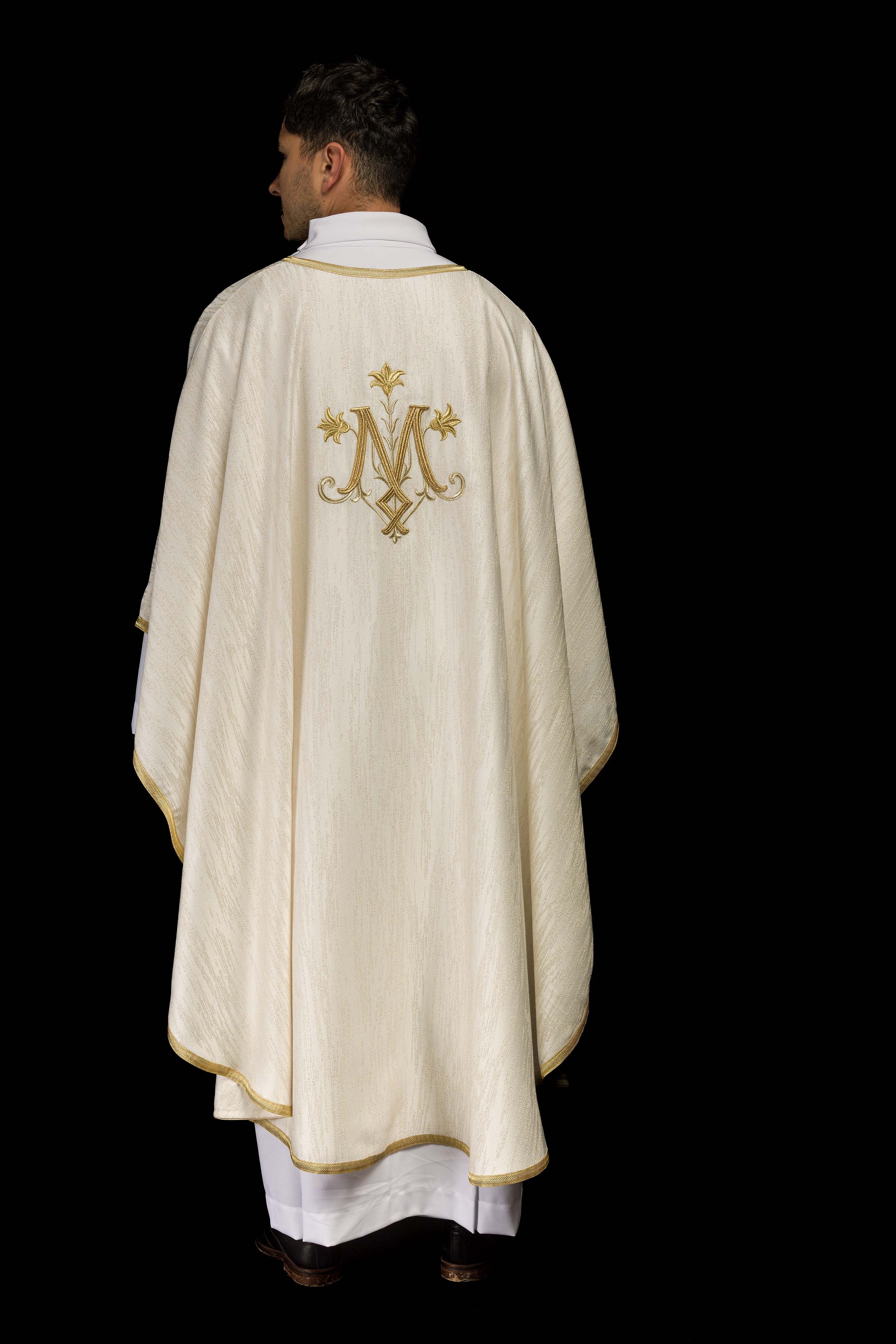 Chasuble écrue avec motif marial brodé sur tissu décoratif