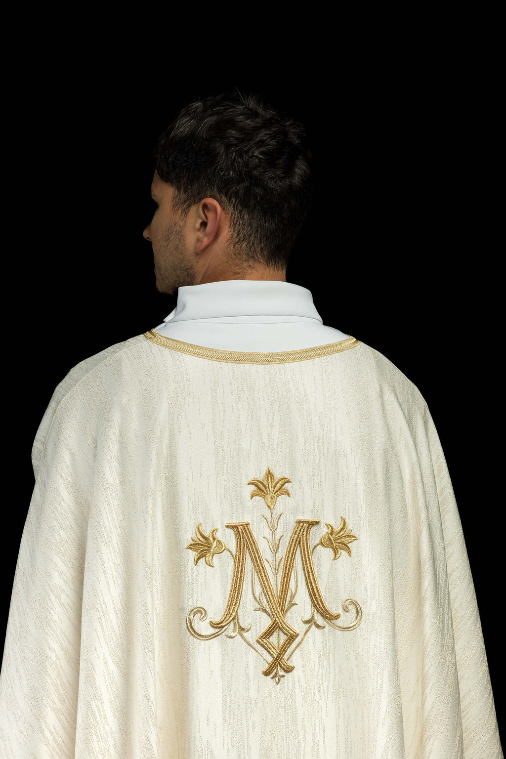 Chasuble écrue avec motif marial brodé sur tissu décoratif