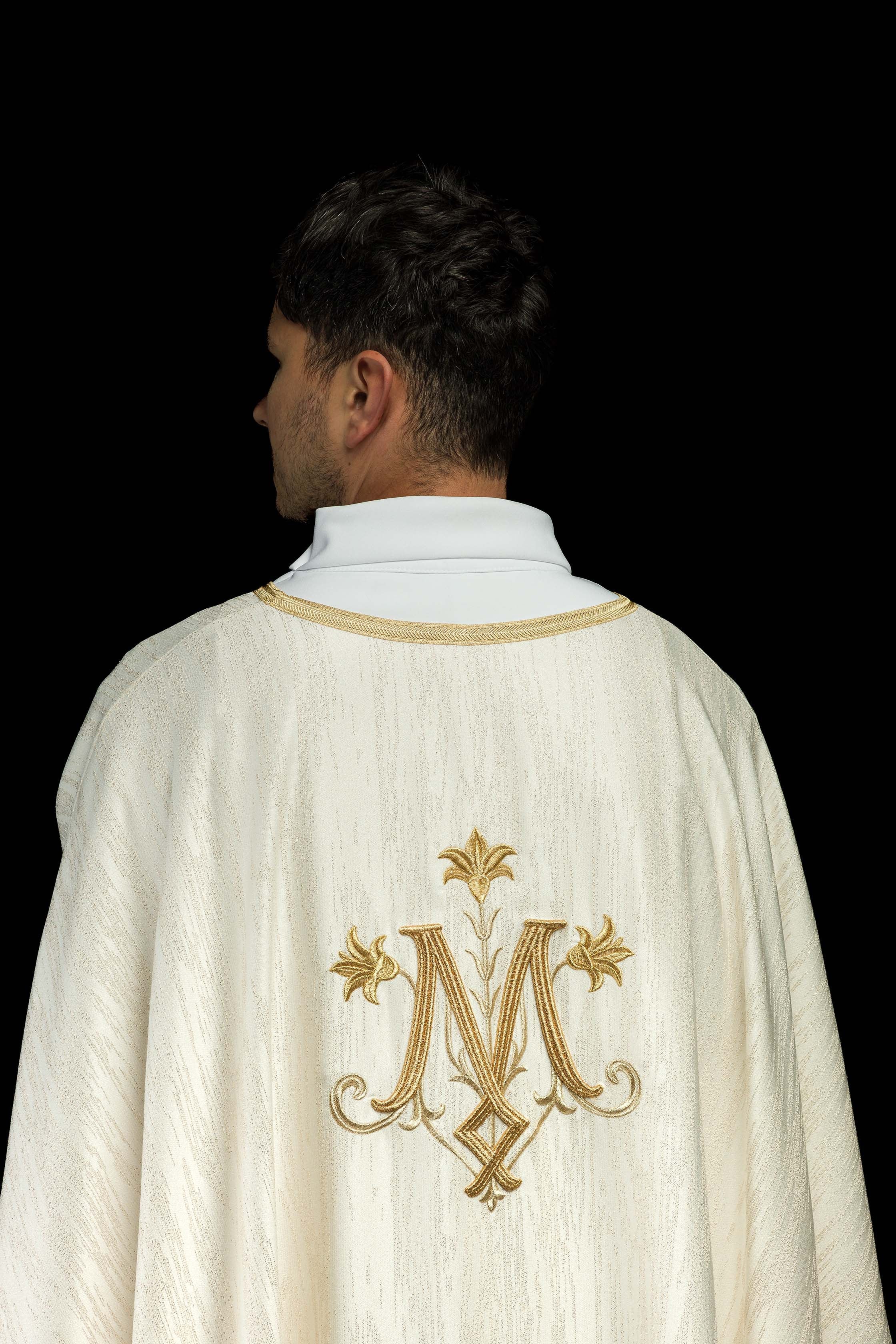 Chasuble écrue avec motif marial brodé sur tissu décoratif