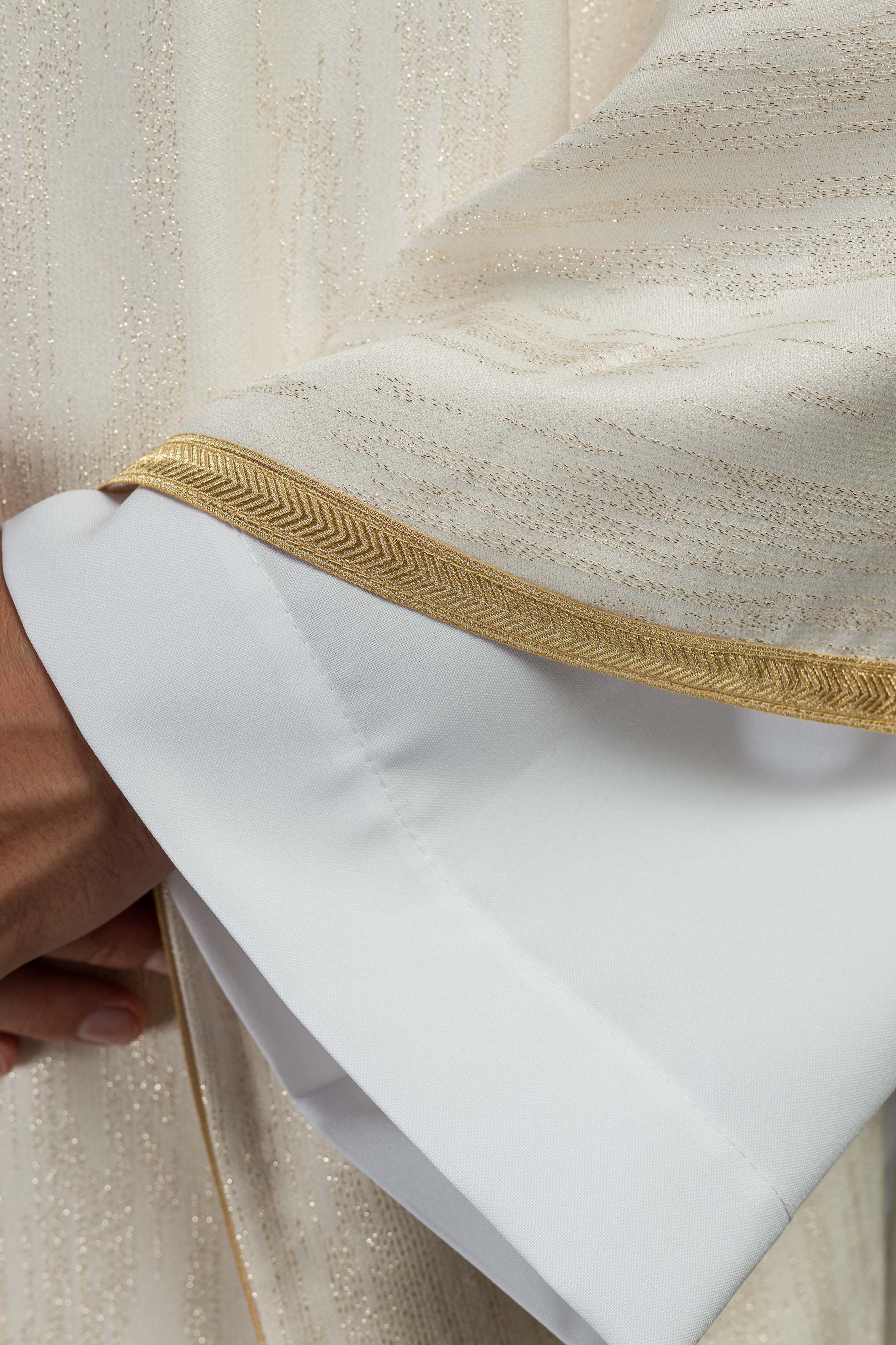Chasuble écrue avec motif marial brodé sur tissu décoratif