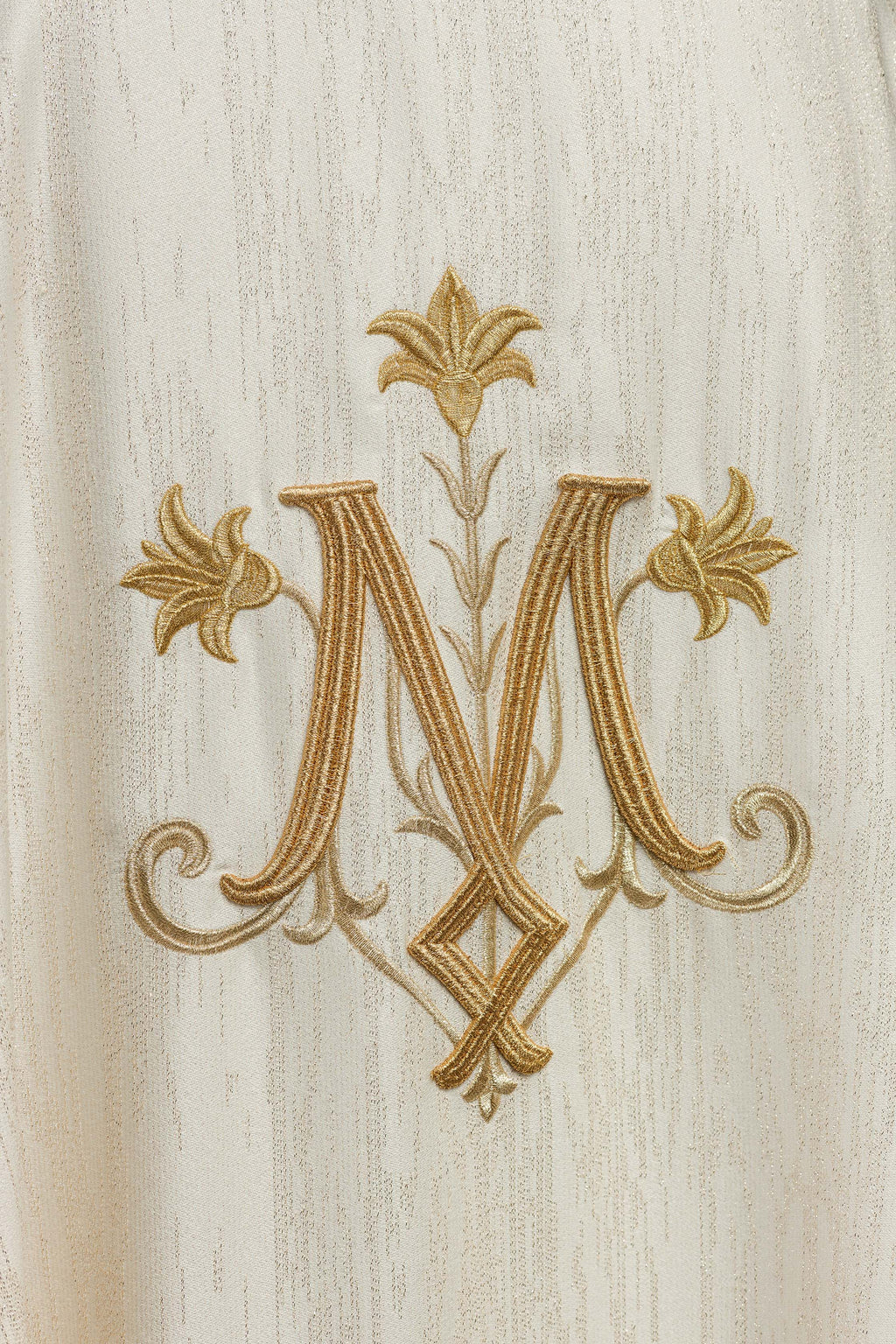 Chasuble écrue avec motif marial brodé sur tissu décoratif