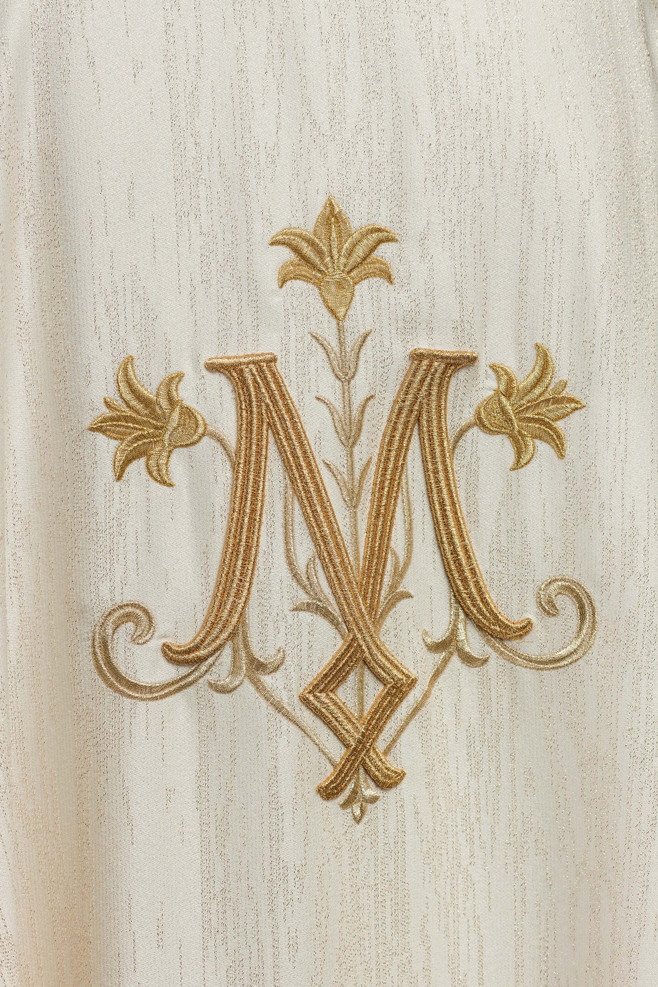 Chasuble écrue avec motif marial brodé sur tissu décoratif