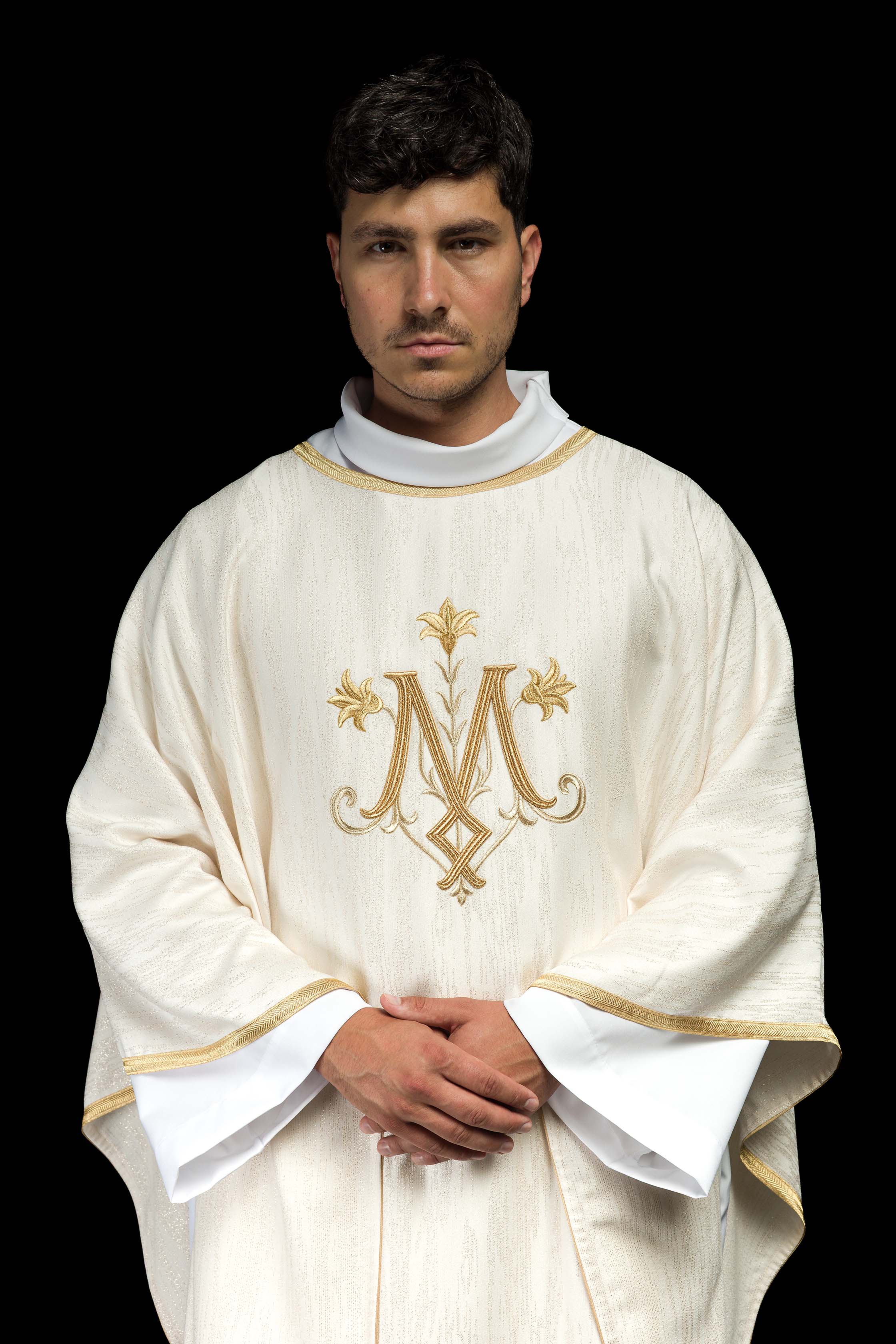 Chasuble écrue avec motif marial brodé sur tissu décoratif