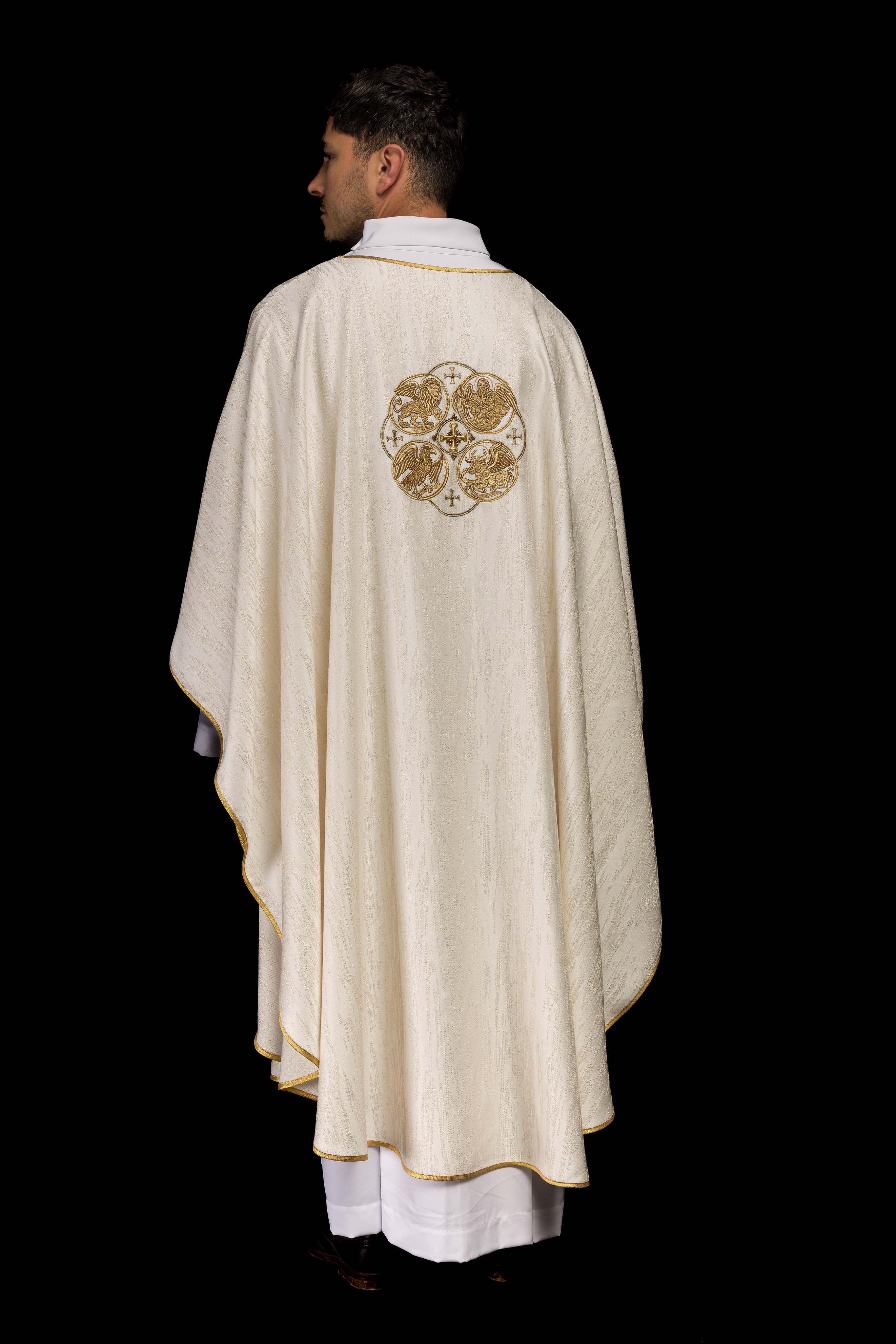 Chasuble écrue avec broderie des 4 Évangélistes sur tissu ornemental