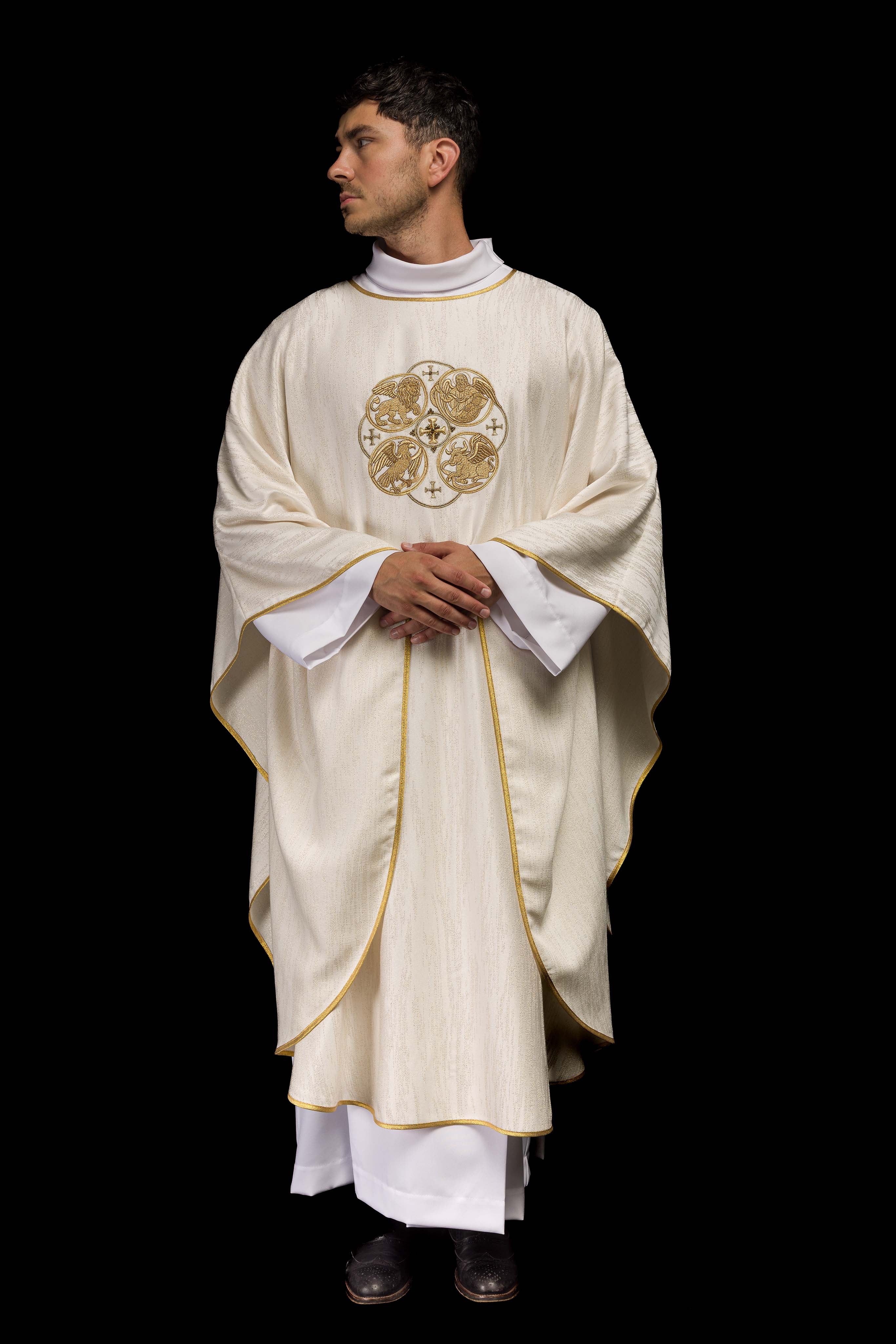 Chasuble écrue avec broderie des 4 Évangélistes sur tissu ornemental