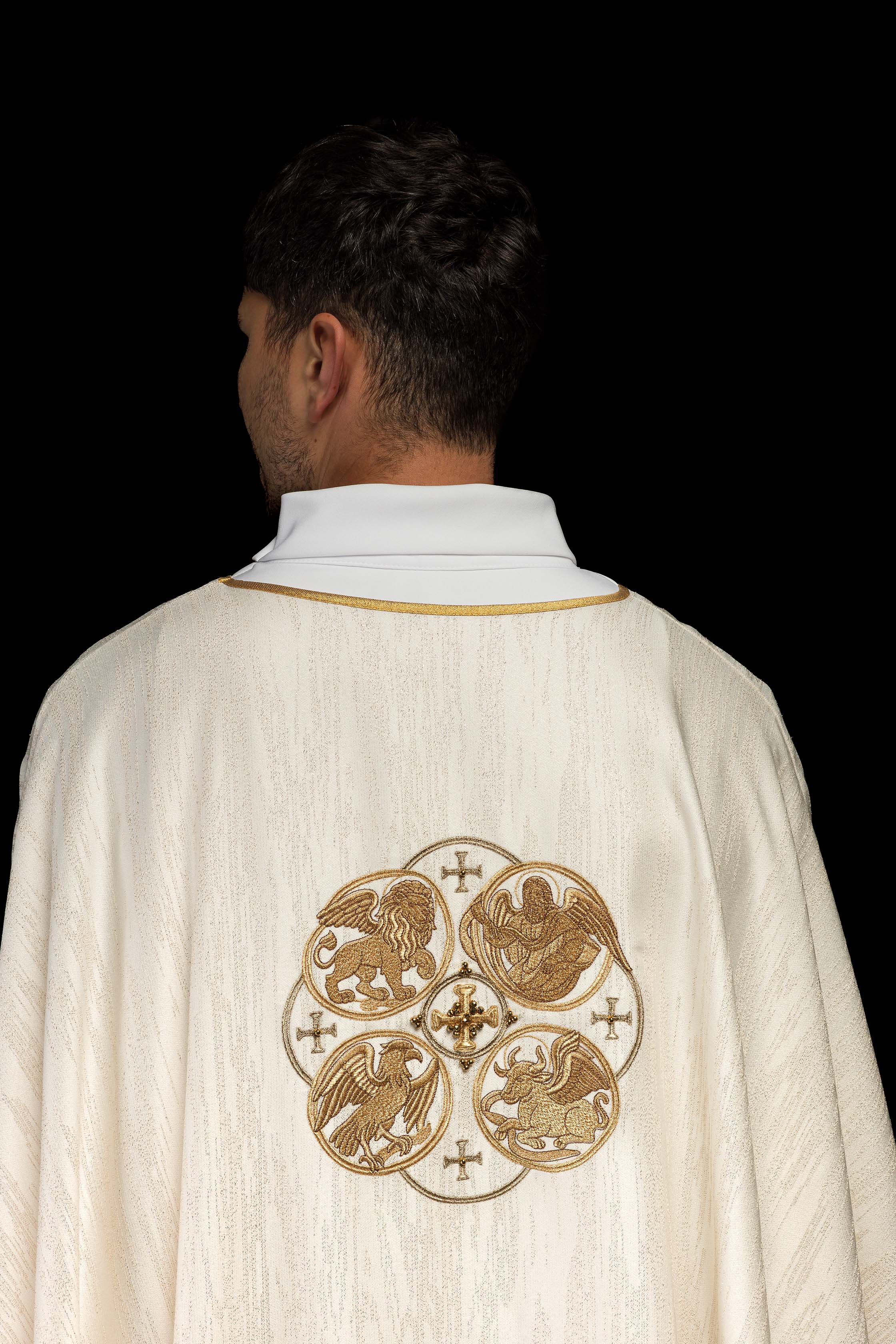 Chasuble écrue avec broderie des 4 Évangélistes sur tissu ornemental