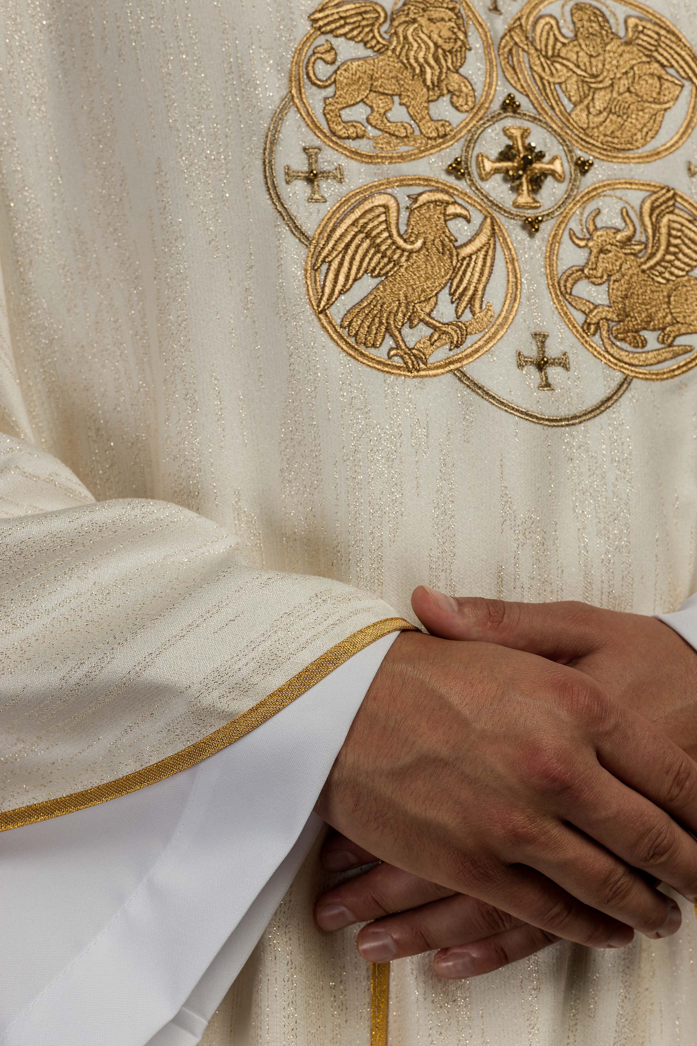 Chasuble écrue avec broderie des 4 Évangélistes sur tissu ornemental