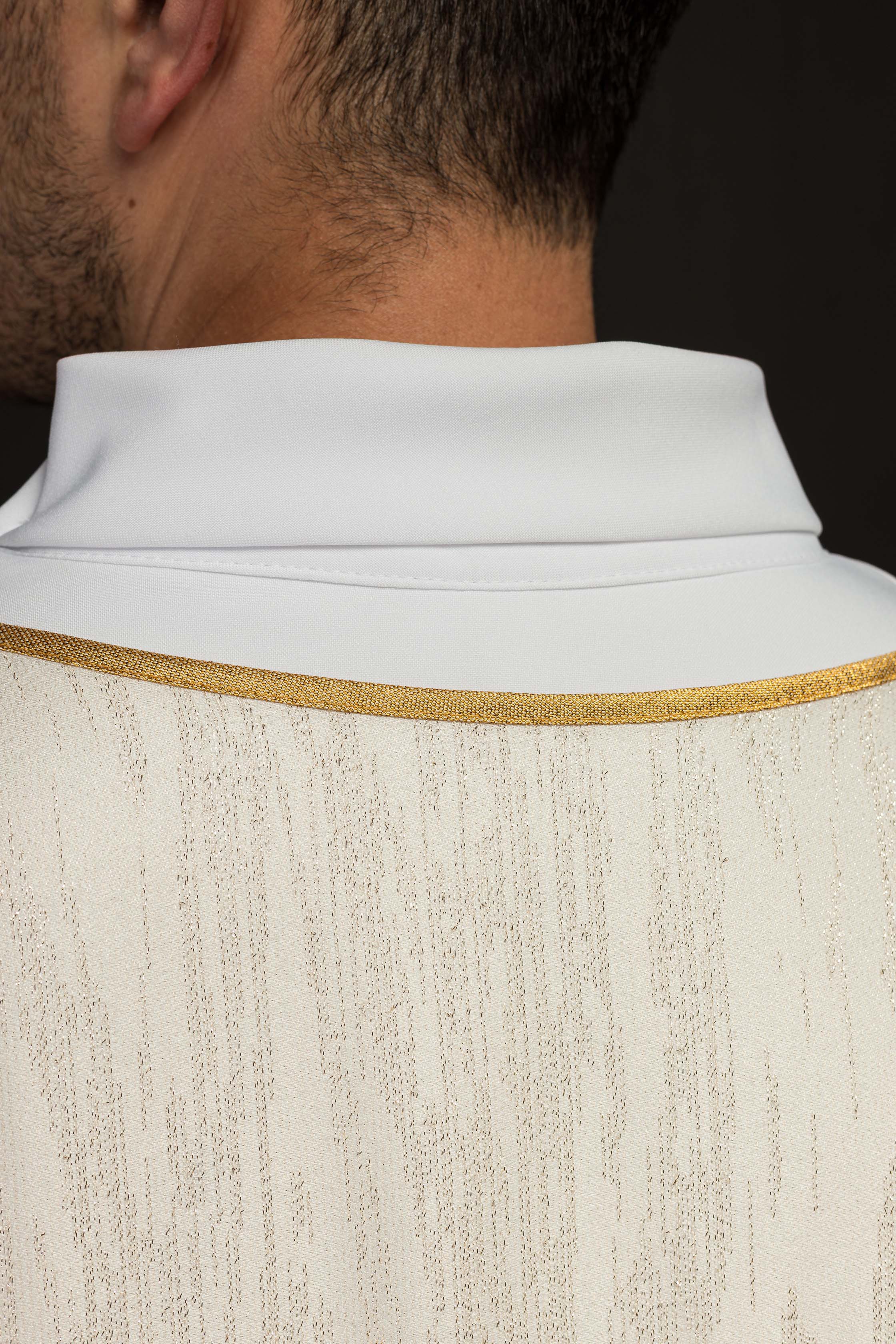 Chasuble écrue avec broderie des 4 Évangélistes sur tissu ornemental