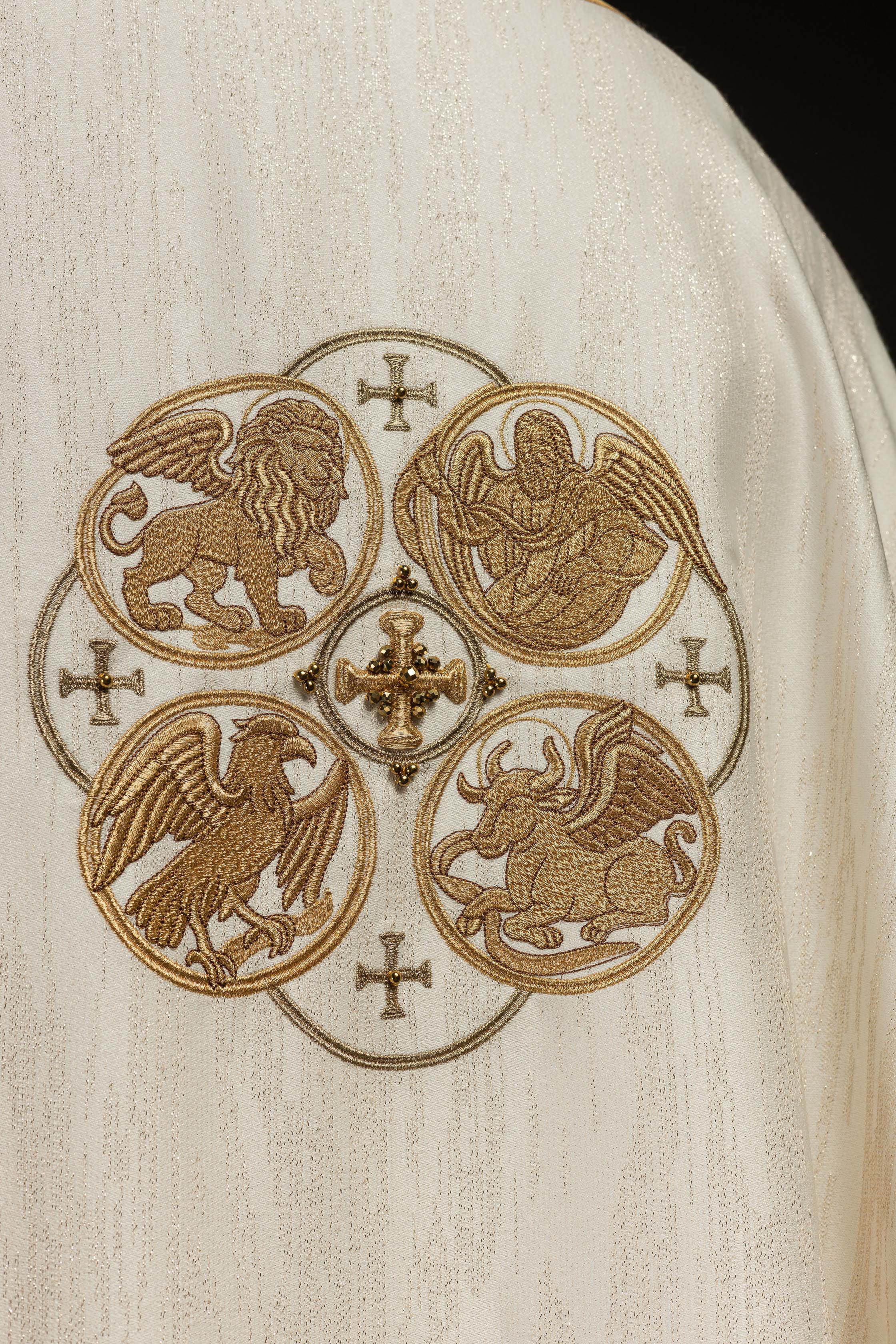 Chasuble écrue avec broderie des 4 Évangélistes sur tissu ornemental
