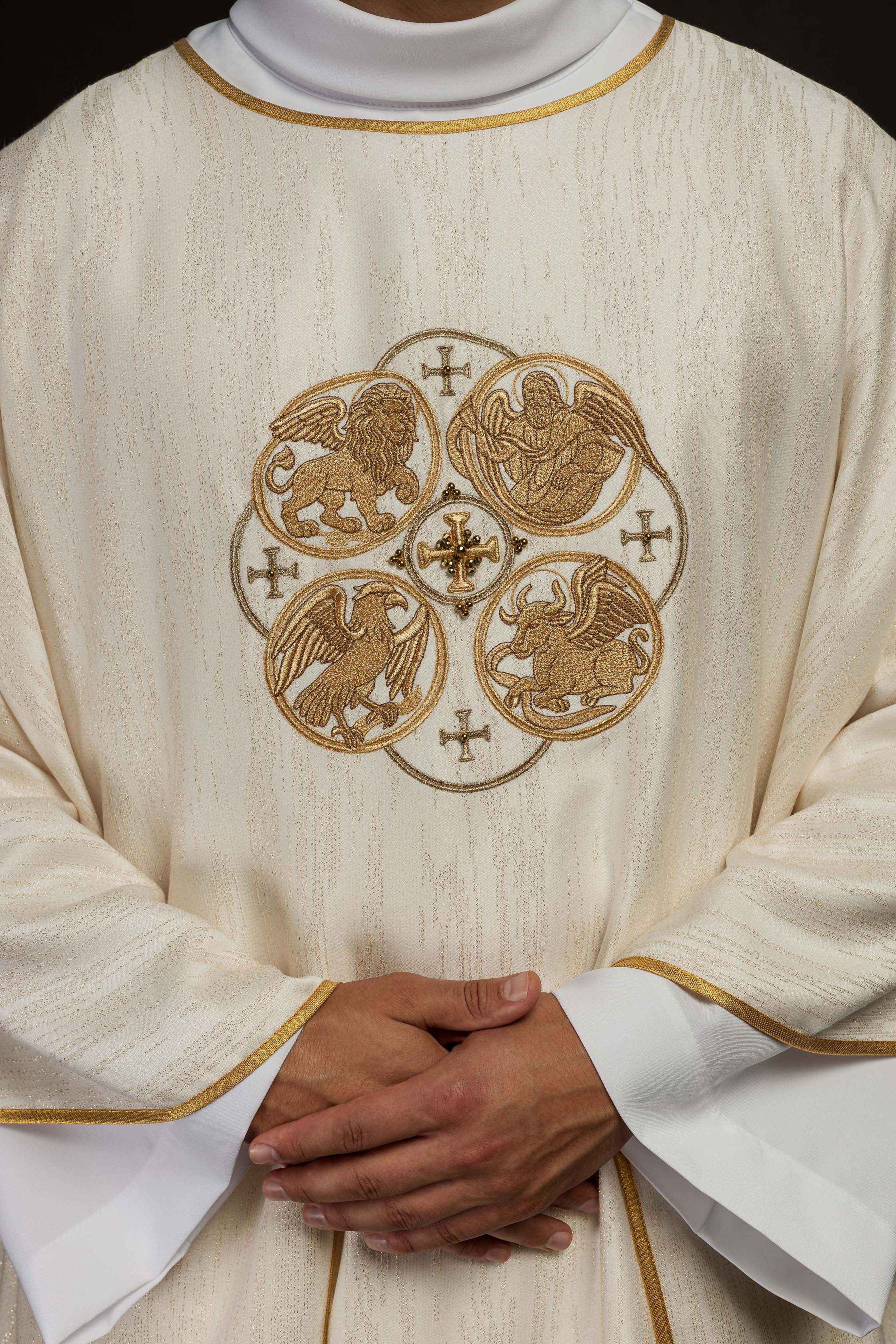 Chasuble écrue avec broderie des 4 Évangélistes sur tissu ornemental