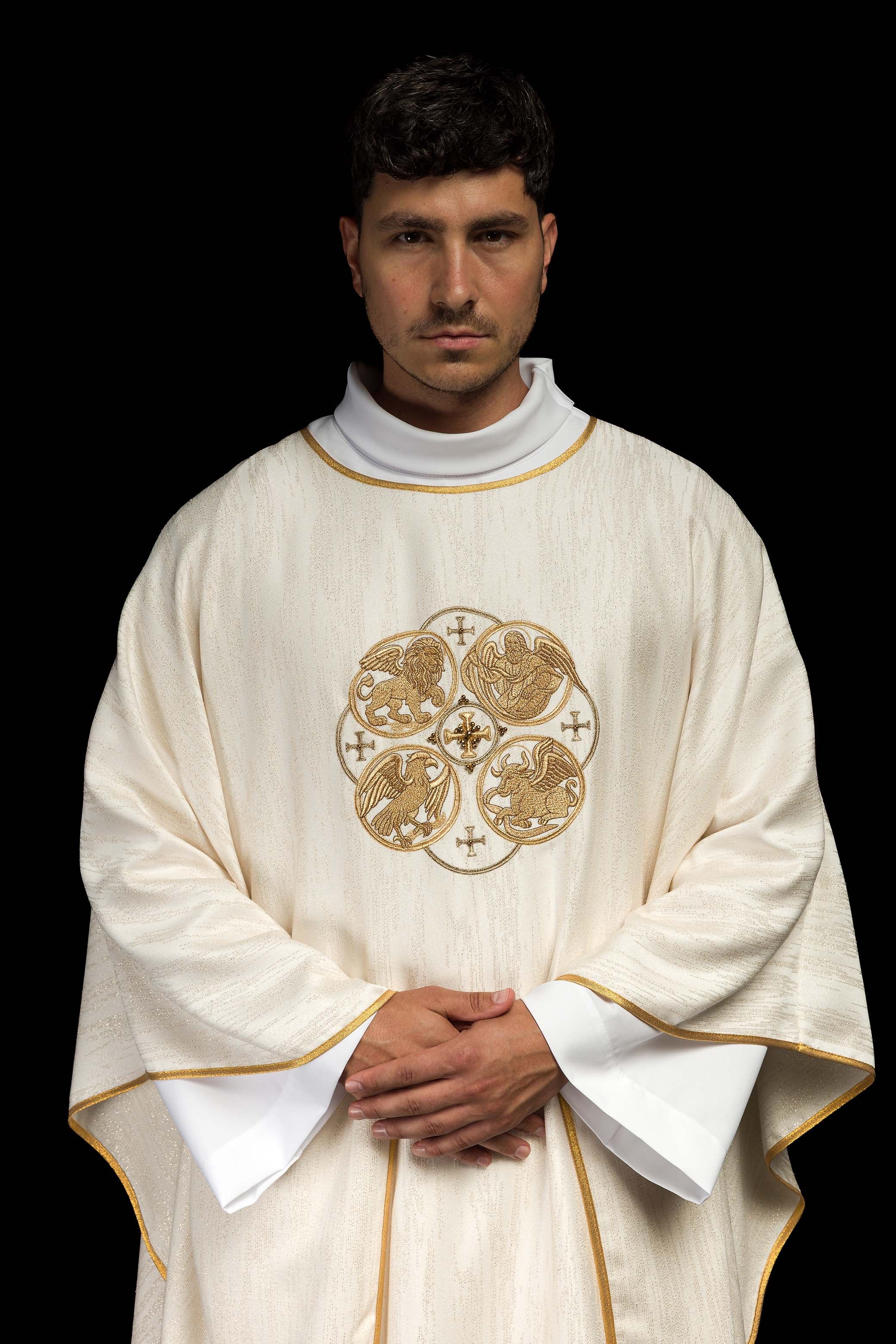 Chasuble écrue avec broderie des 4 Évangélistes sur tissu ornemental