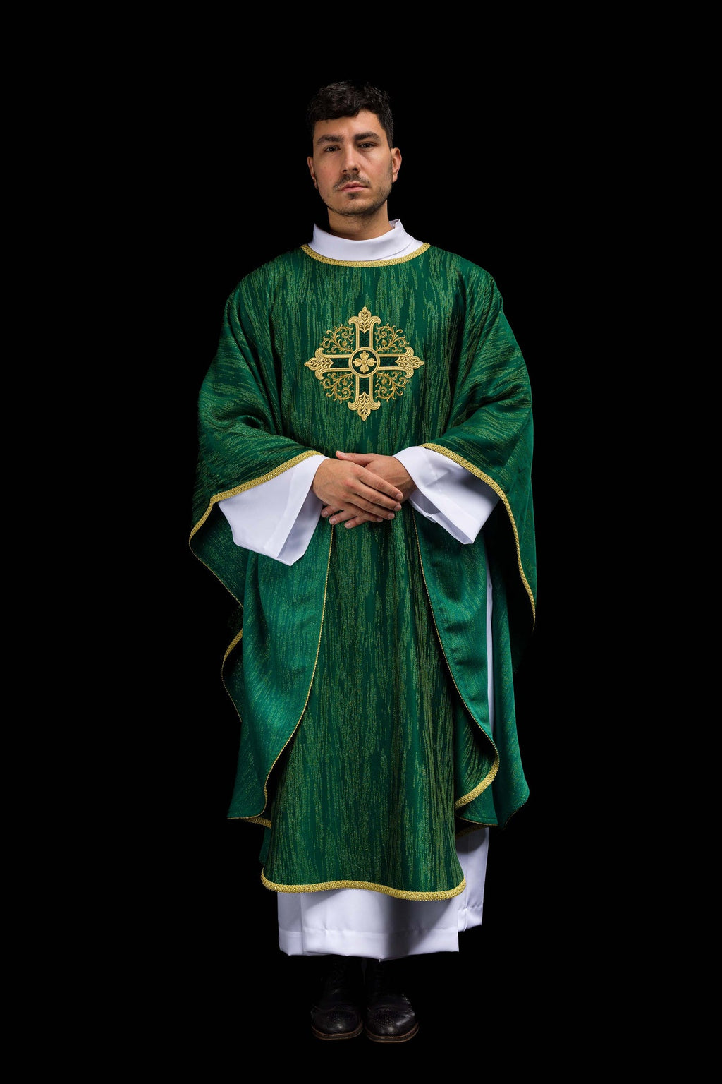 Chasuble verte avec motif de croix brodé sur tissu décoratif