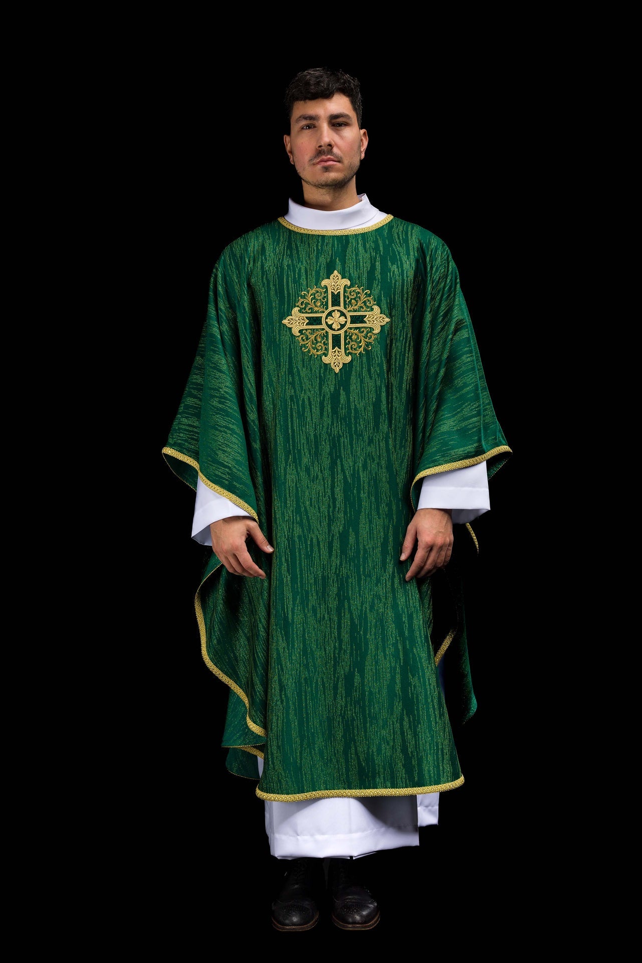 Chasuble verte avec motif de croix brodé sur tissu décoratif