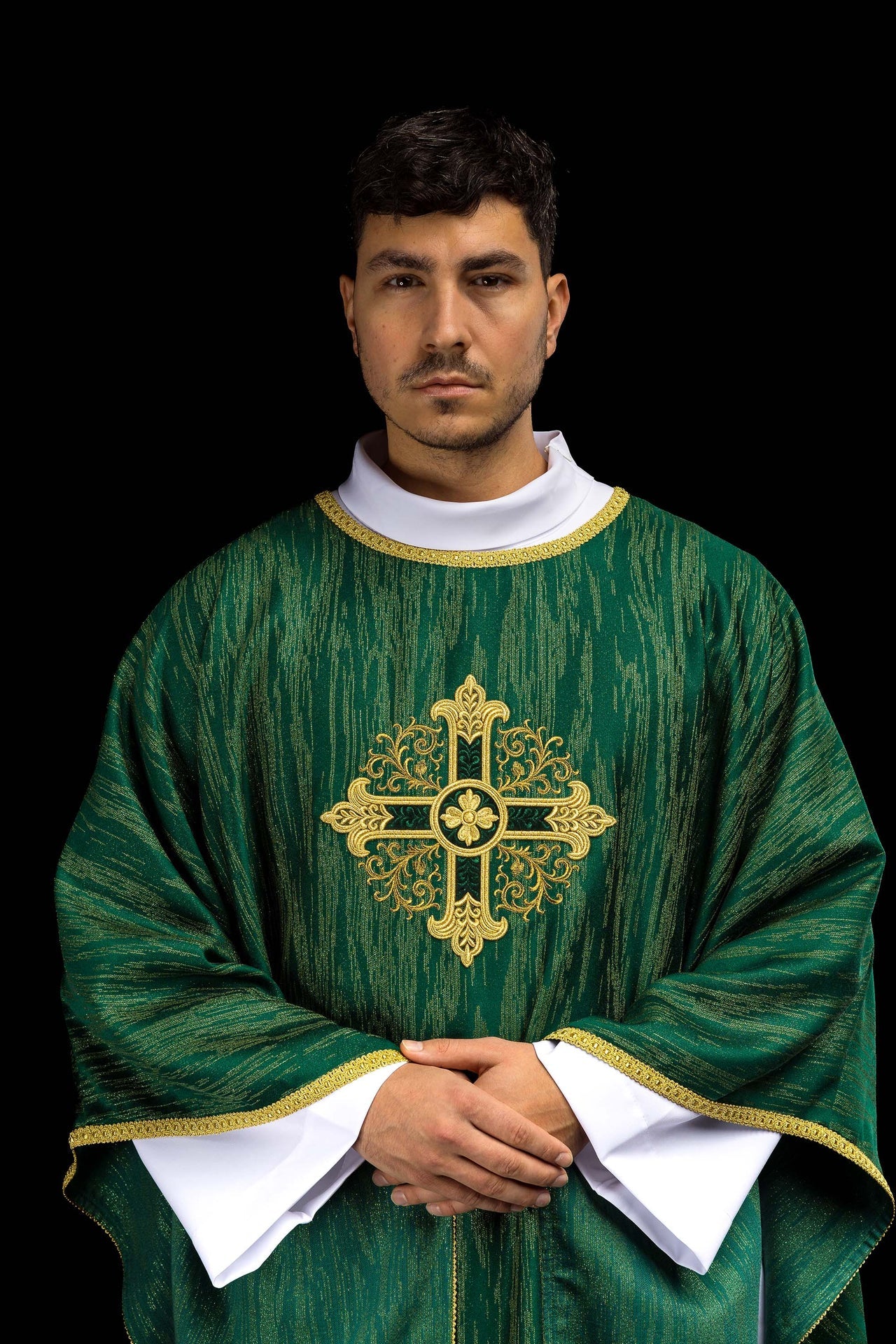 Chasuble verte avec motif de croix brodé sur tissu décoratif
