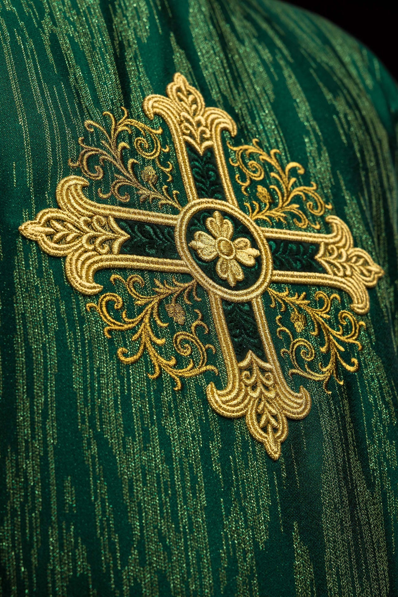 Chasuble verte avec motif de croix brodé sur tissu décoratif