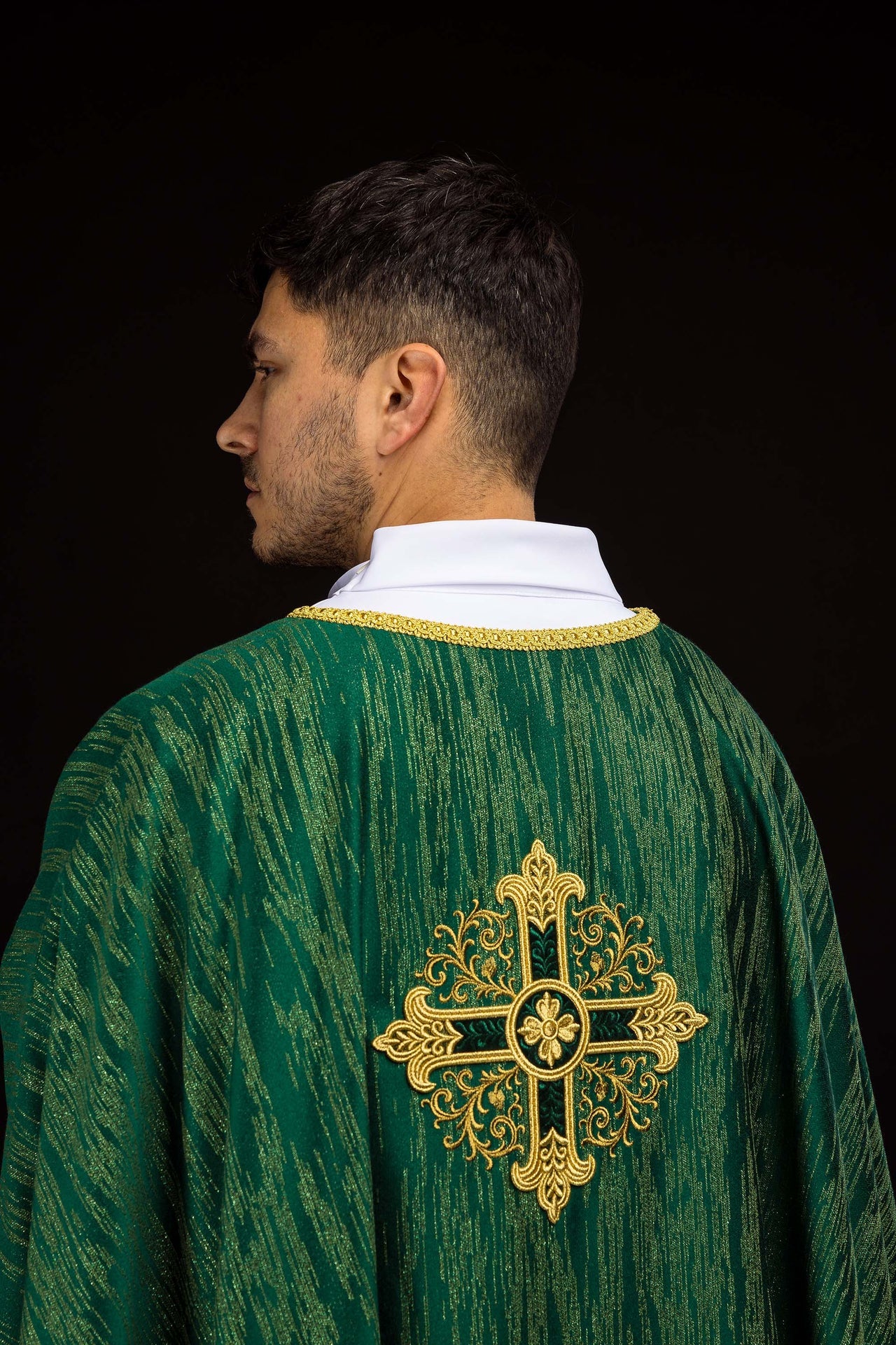 Chasuble verte avec motif de croix brodé sur tissu décoratif