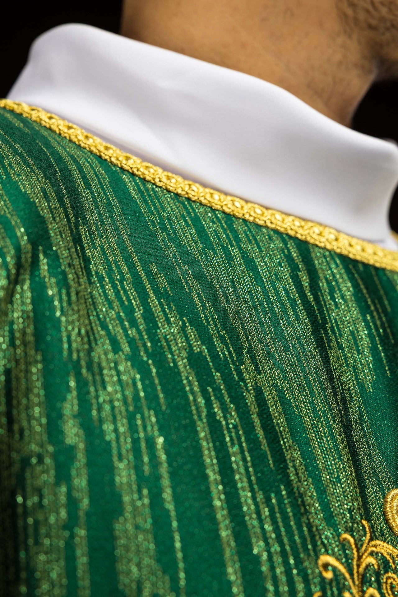 Chasuble verte avec motif de croix brodé sur tissu décoratif