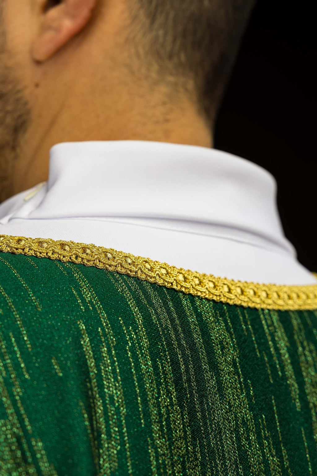 Chasuble verte avec motif de croix brodé sur tissu décoratif