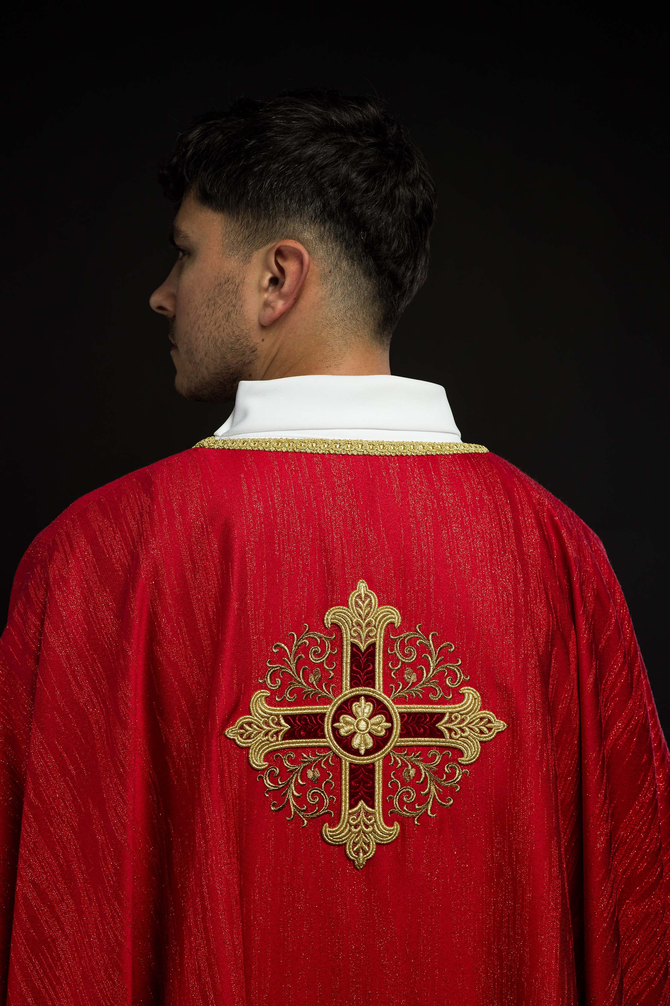 Chasuble rouge avec motif de croix brodé sur tissu décoratif