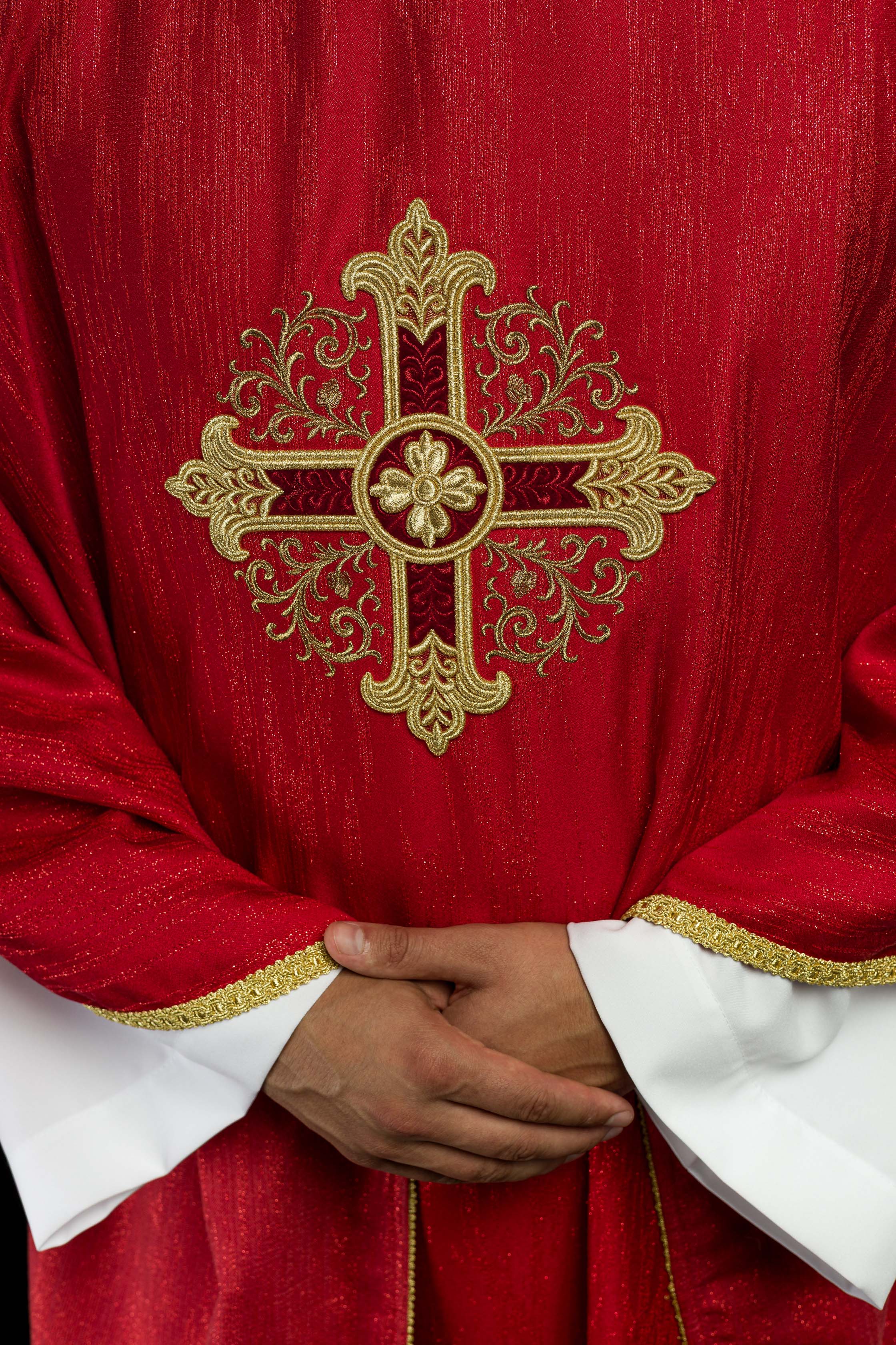 Chasuble rouge avec motif de croix brodé sur tissu décoratif