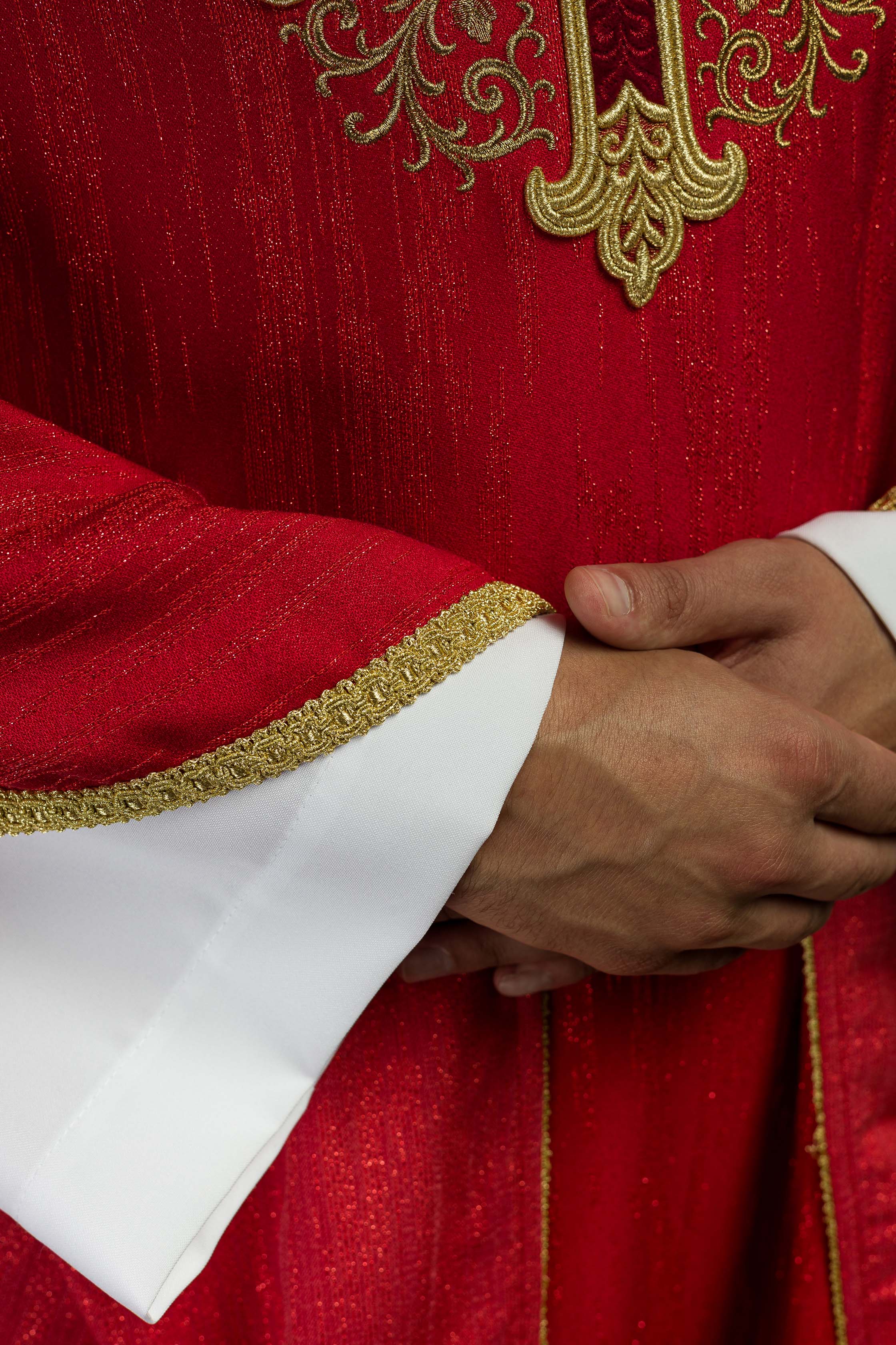 Chasuble rouge avec motif de croix brodé sur tissu décoratif