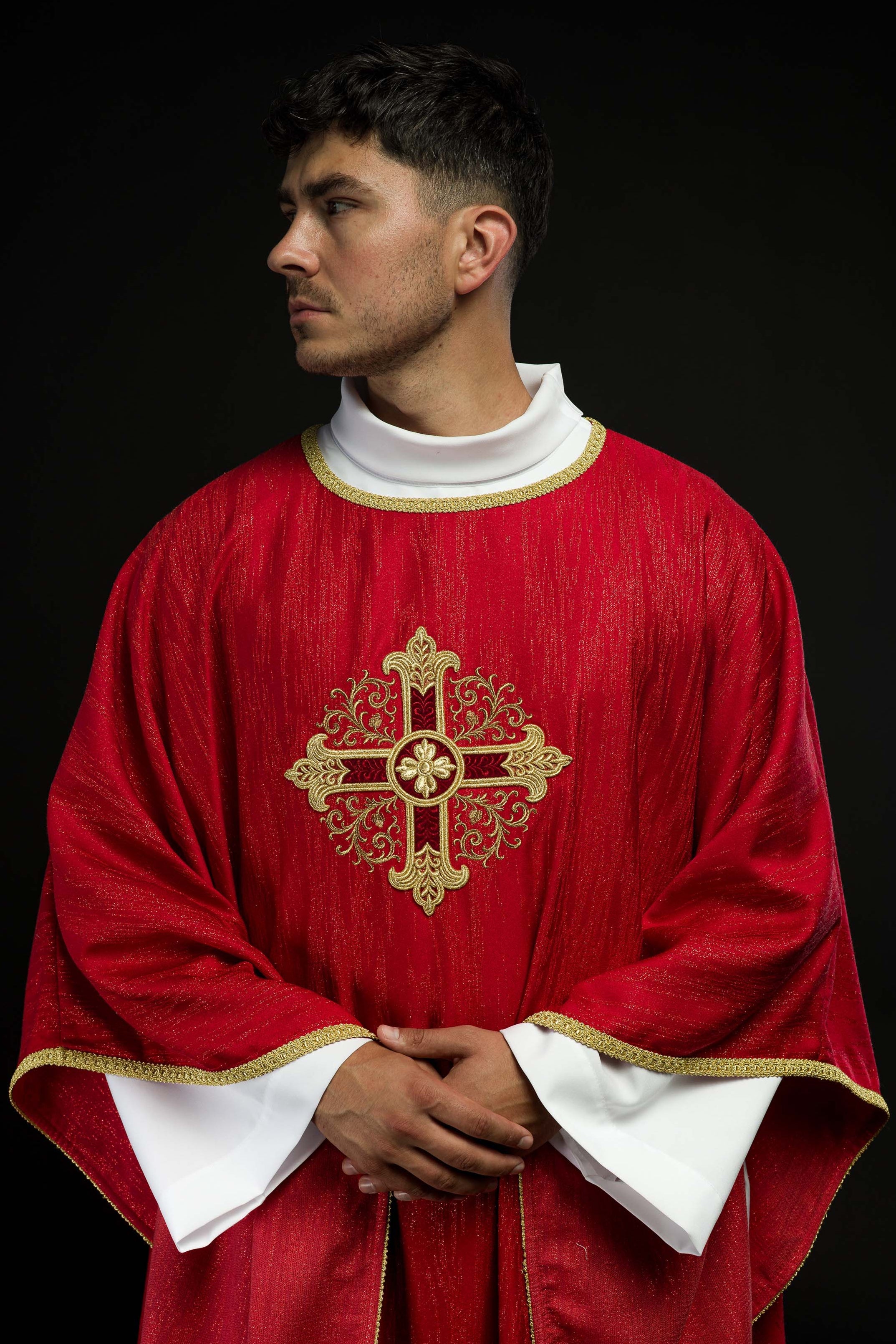 Chasuble rouge avec motif de croix brodé sur tissu décoratif