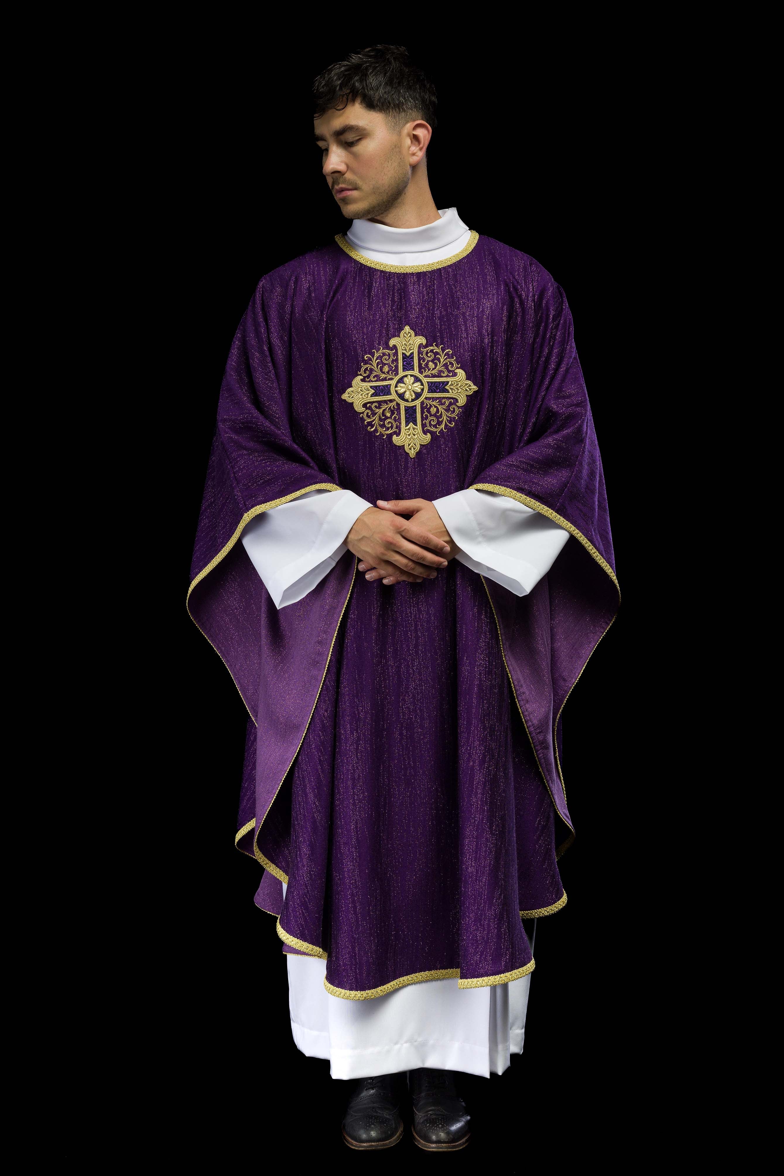 Chasuble violette avec motif de croix brodé sur tissu décoratif