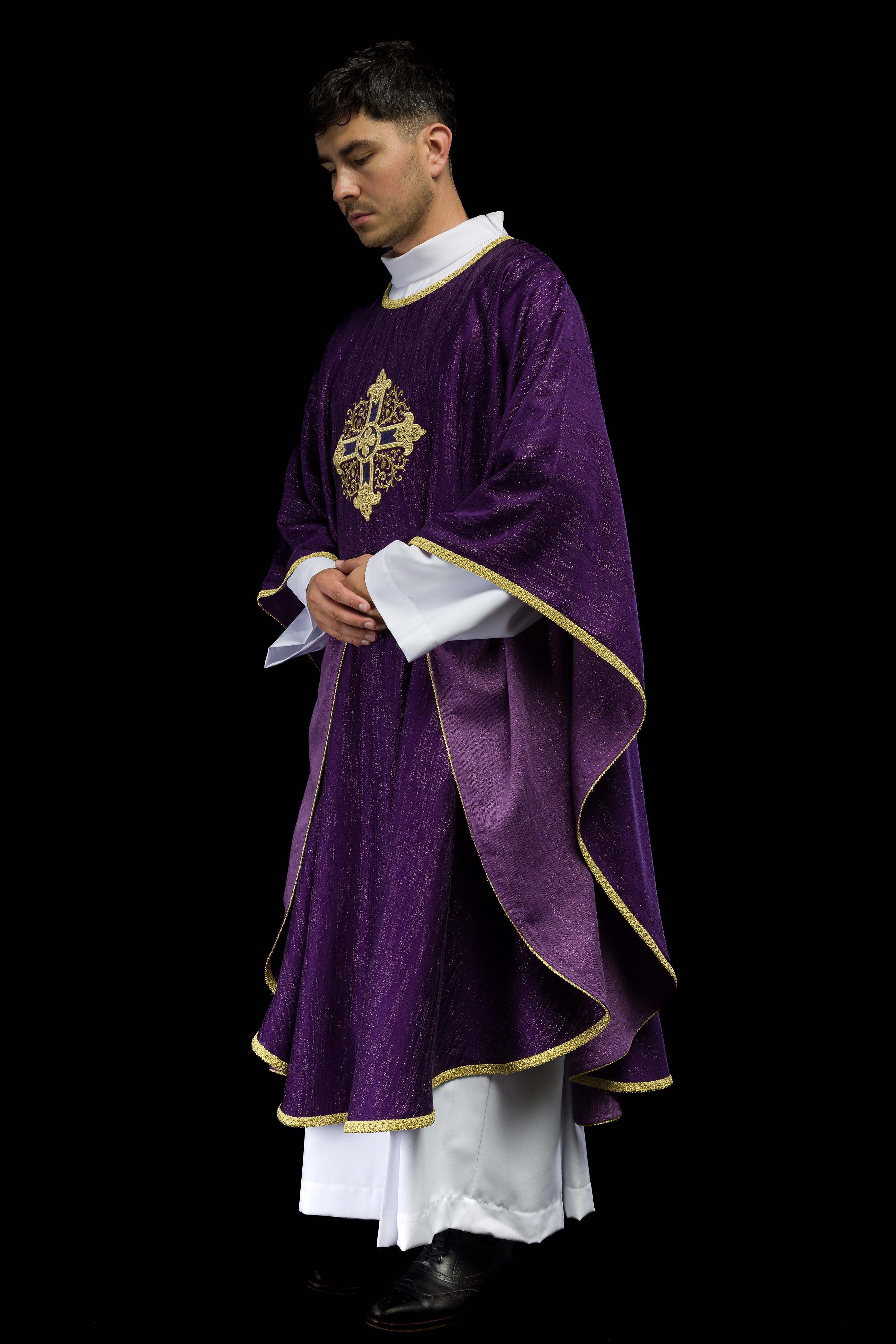 Chasuble violette avec motif de croix brodé sur tissu décoratif