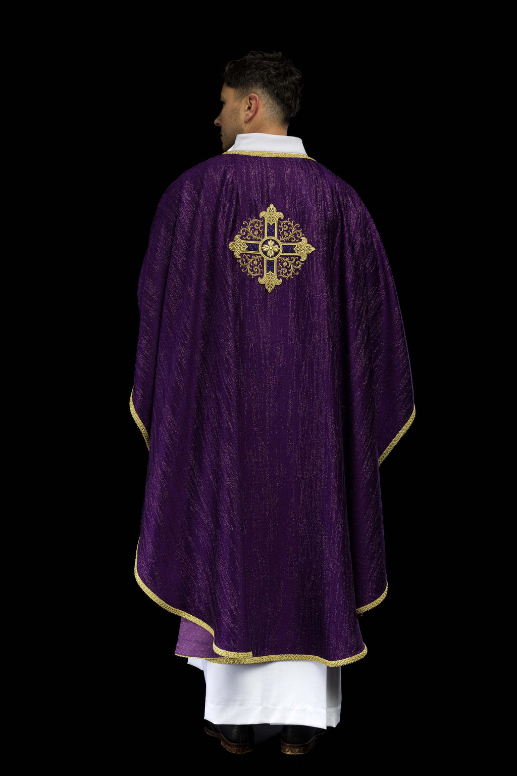 Chasuble violette avec motif de croix brodé sur tissu décoratif