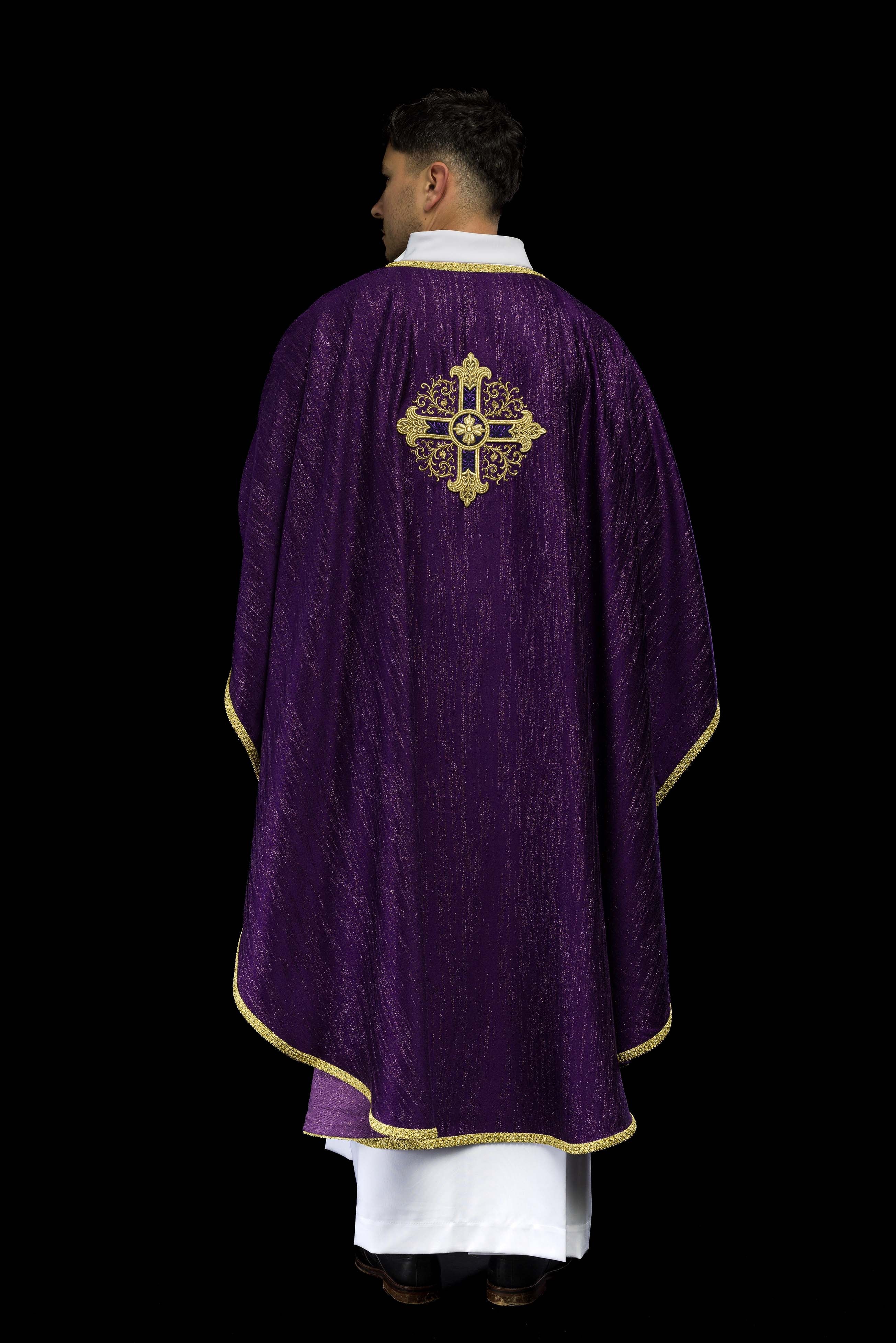 Chasuble violette avec motif de croix brodé sur tissu décoratif